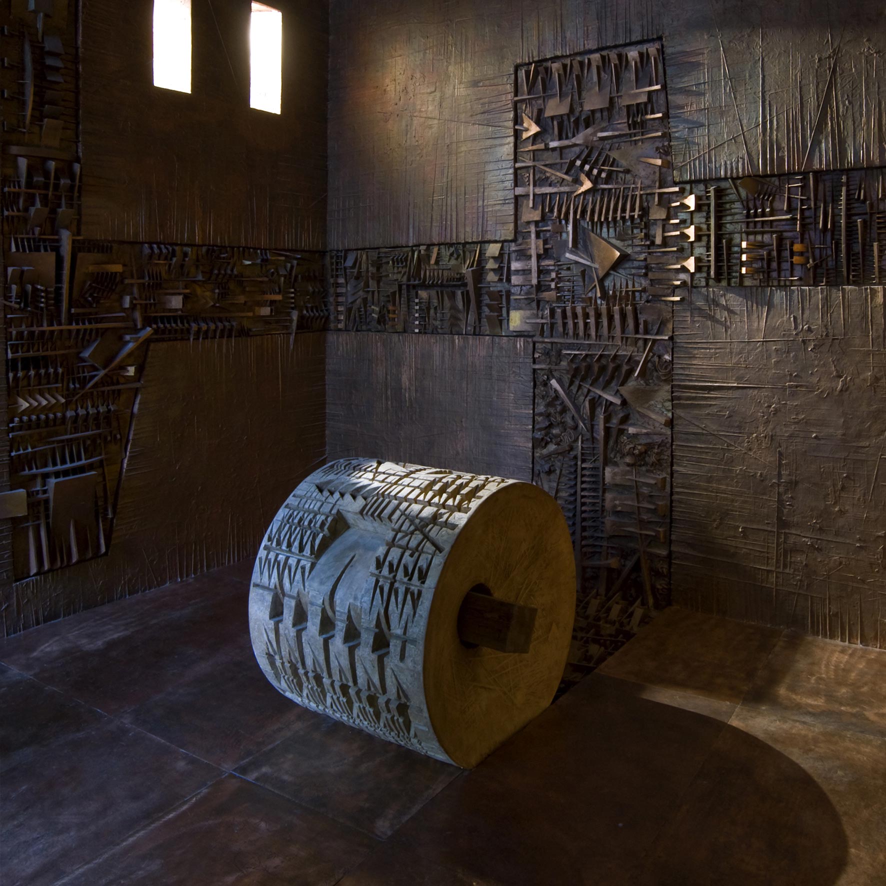 Arnaldo Pomodoro, Ingresso nel labirinto (1995-2011; veduta della stanza della rotativa). Foto Dario Tettamanzi Arnaldo Pomodoro, Ingresso nel labirinto (1995-2011; veduta della stanza della rotativa). Foto Dario Tettamanzi