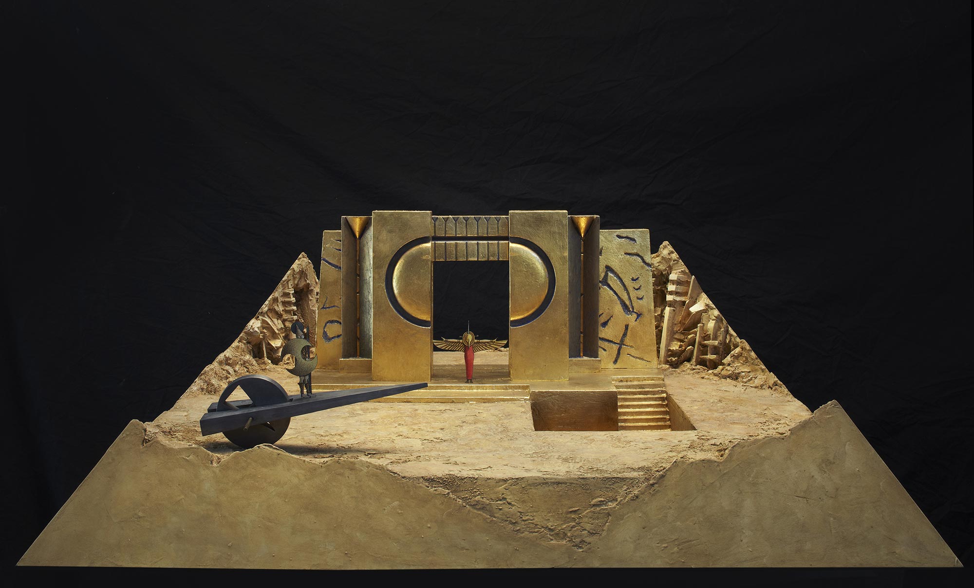 Arnaldo Pomodoro, Modello della scena con il palazzo tempio per La passione di Cleopatra di Ahmad Shawqi, Gibellina (1989). Foto Aurelio Barbareschi Arnaldo Pomodoro, Modello della scena con il palazzo tempio per La passione di Cleopatra di Ahmad Shawqi, Gibellina (1989). Foto Aurelio Barbareschi