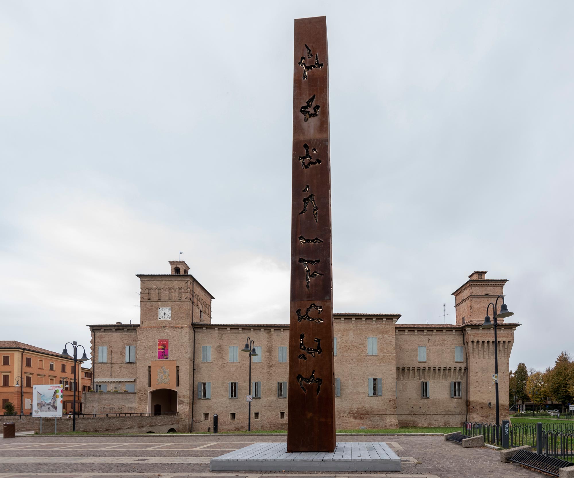 Arnaldo Pomodoro, Obelisco per Cleopatra (1989-2008; corten e bronzo, 14 x 1,40 x 1,40 m; Soliera, Piazza Lusvardi). Foto Fotostudio Solierese Arnaldo Pomodoro, Obelisco per Cleopatra (1989-2008; corten e bronzo, 14 x 1,40 x 1,40 m; Soliera, Piazza Lusvardi). Foto Fotostudio Solierese