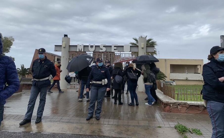 La polizia davanti al Museo Civico Giovanni Marongiu di Cabras il 10 febbraio. Ph. Monte Prama Novas
