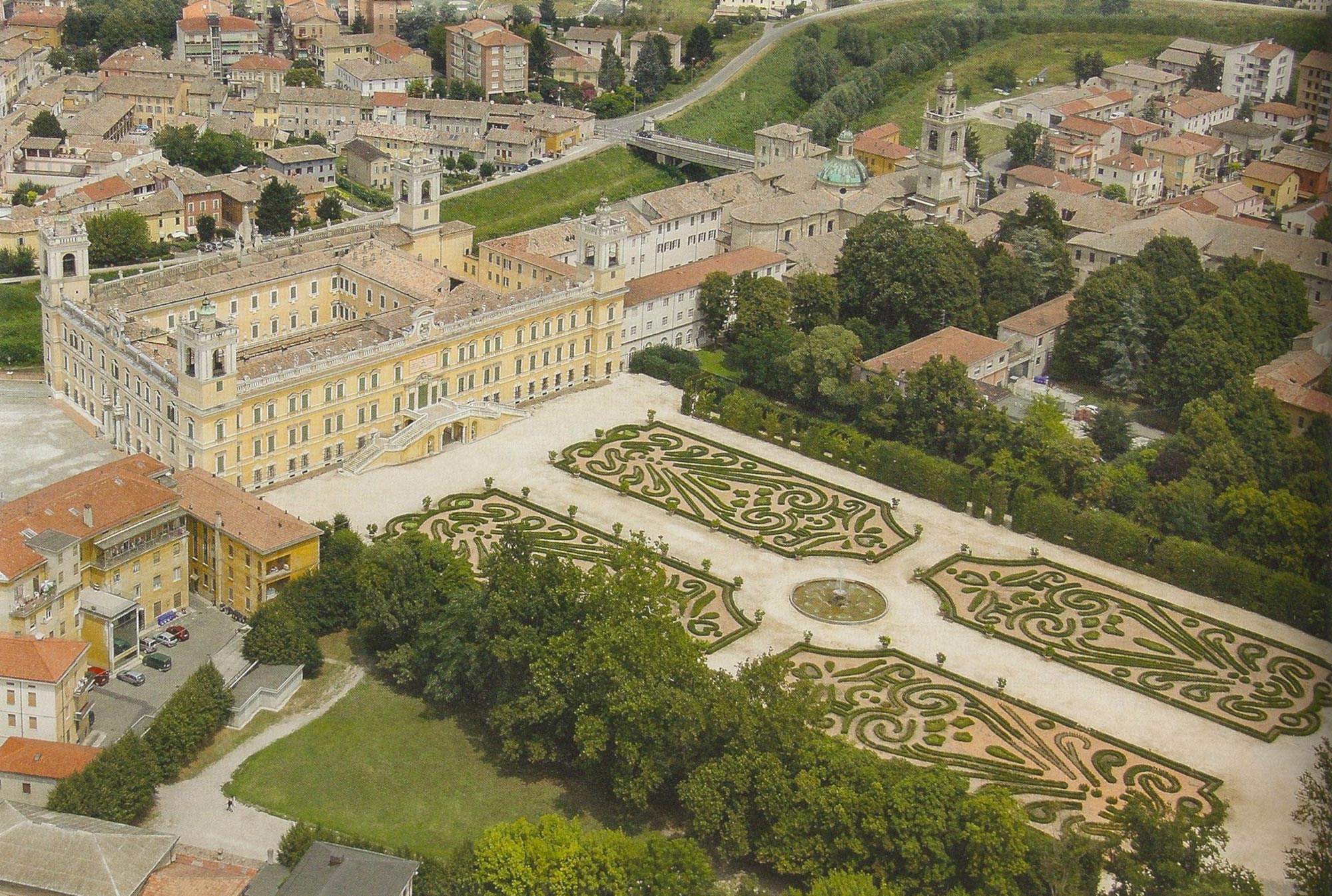 
Palazzo Ducale di Colorno. L'ingegno e le mani di Ferdinando Bibbiena e di Giuliano Mozzani durante il Settecento hanno plasmato questo complesso che può ben rappresentare la vita e il ricco gusto artistico parmense nel Secolo dei Lumi. E' la corte di Filippo, di Elisabetta e di Ferdinando di Borbone che celebra l'eleganza, gli arredi, i giardini e le leggiadre architetture poi desinenti nel nitido neoclassicismo. Nel periodo lavora splendidamente Gaetano Callani, scultore e pittore.

