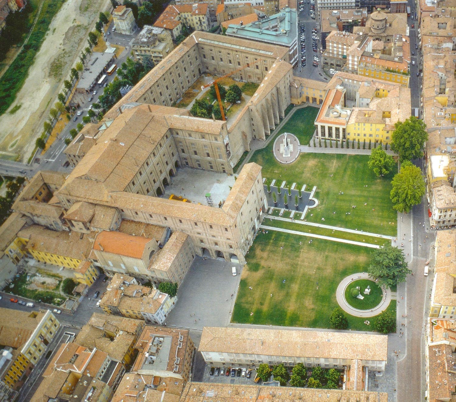 
La Pilotta e il Piazzale della Pace ripresi dall'alto, secondo il progetto di Mario Botta. In questa immagine vogliamo condensare il riordino Museale in corso ma anche la segnalazione della viva creatività artistica del novecento e del nuovo millennio.

