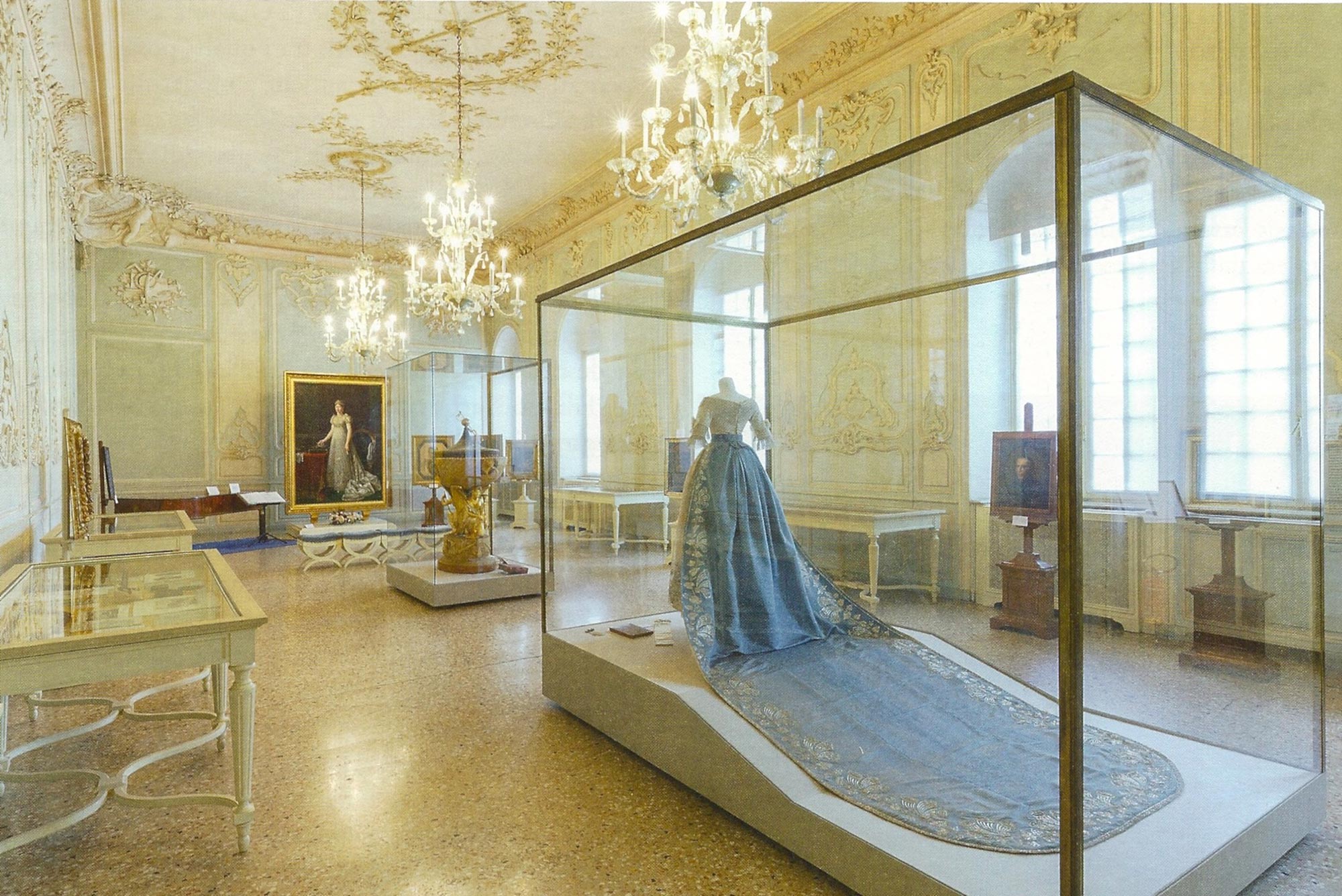 
Salone delle Feste della Fondazione  Museo Glauco Lombardi. Il Museo, dovuto alle tenaci raccolte del donatore, è di composizione novecentesca e gode di una recente sistemazione. Qui la Parma contemporanea celebra se stessa nella figura e nel ricordo della Duchessa Maria Luigia d'Asburgo. Si tratta di una ricongiunzione storica molto amata dai cittadini.

