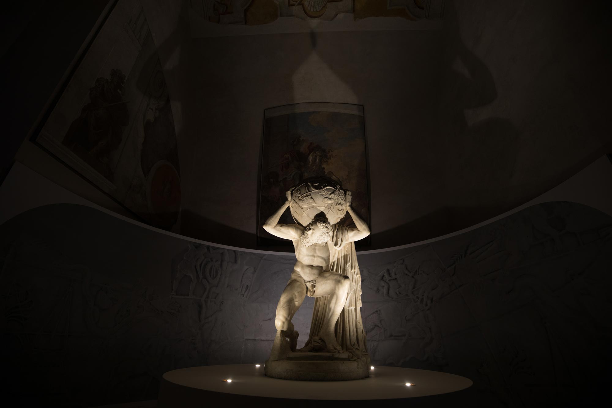 L'Atlante Farnese nell'allestimento della mostra
