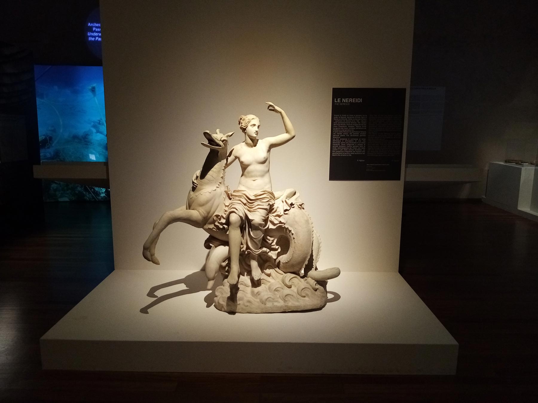 Arte romana, Nereide su pistrice (primi decenni del I sec. d. C.; marmo; Napoli, Museo Archeologico)
