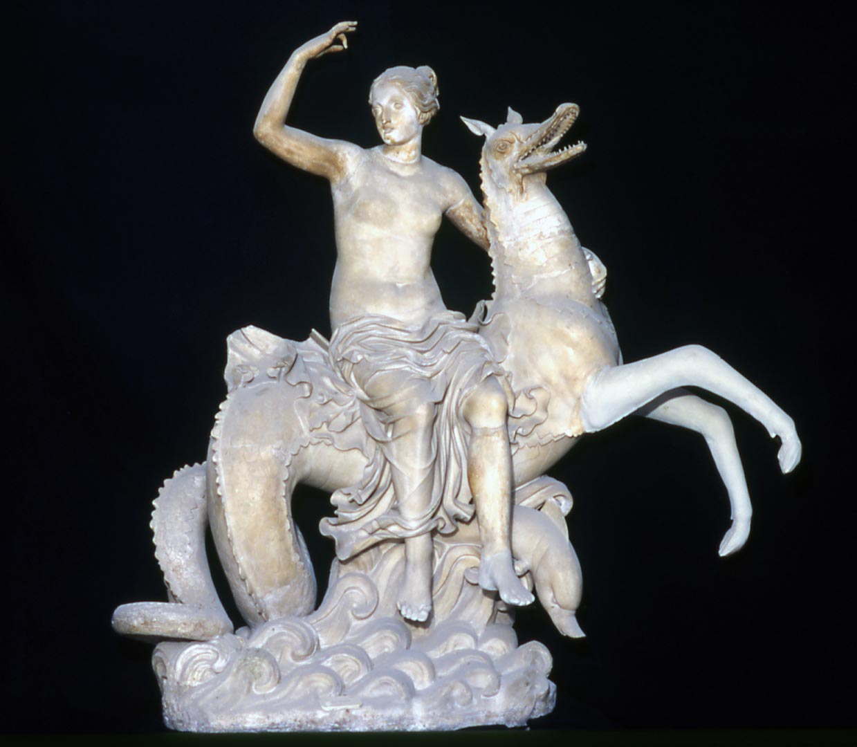 Arte romana, Nereide su pistrice (primi decenni del I sec. d. C.; marmo; Napoli, Museo Archeologico)
