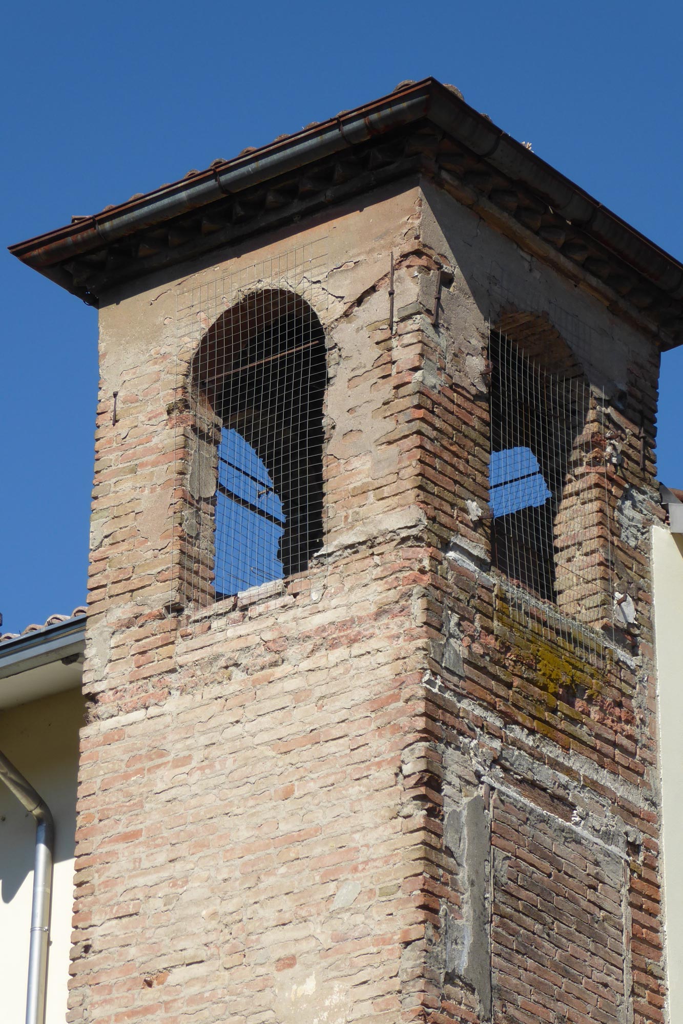 La torre della Chiesa ospitaliera. Lo stato di incuria, ormai allarmante in senso fisico e simbolico, è quantomai evidente.
