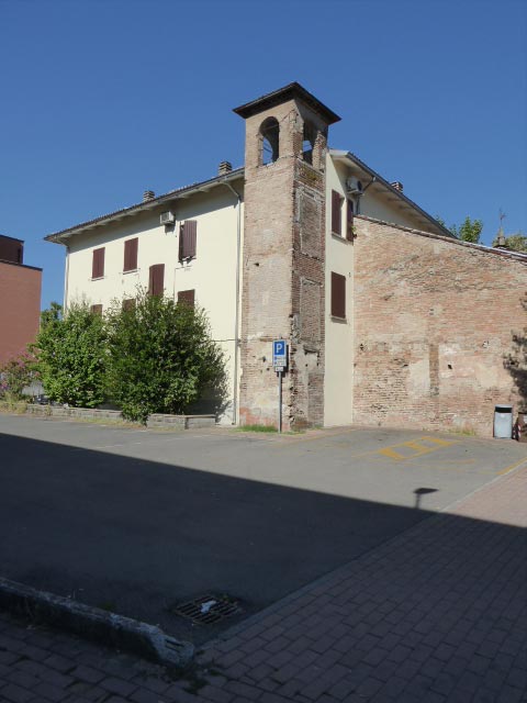 Si vede la piccola Chiesa, un tempo degli Ordini Ospitalieri, già impaccata tra altri edifici ma abbandonata. Recentemente tutta l'area adiacente è diventata un enorme coacervo residenziale e commerciale, che ha preso il nome proprio dal titolo della Chiesa stessa. L'edificio storico nella sua presenza risale ai secoli XV e XVI, reggeva l'adiacente ricovero e ne portava lo stemma araldico pellegrinale. Di tutta la mole economica da cui è stato circondato pare che nulla sia stato impegnato per un suo minimo e decoroso restauro: per chi giunge ora di fianco al grande Ospedale rimane così come testimonianza indecorosa di una comunità priva di coscienza dei beni.
