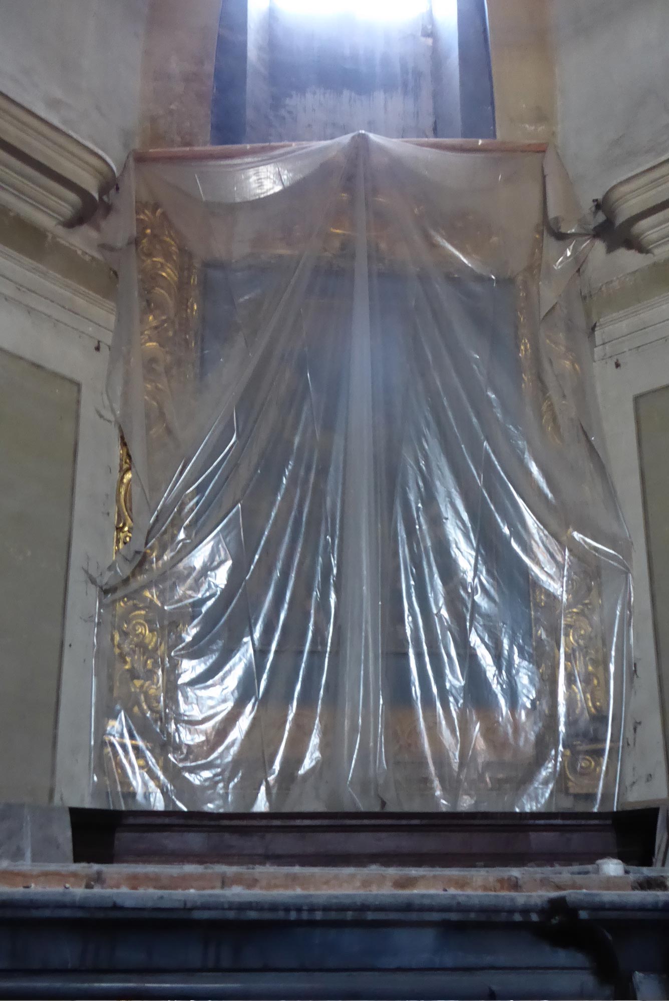 Chiesa domenicana. La grandiosa e stupenda cornice della pala maggiore in legno e oro zecchino, opera autografa di Federico Zuccari, patisce danni sempre più gravi sotto la filtrante finestra.
