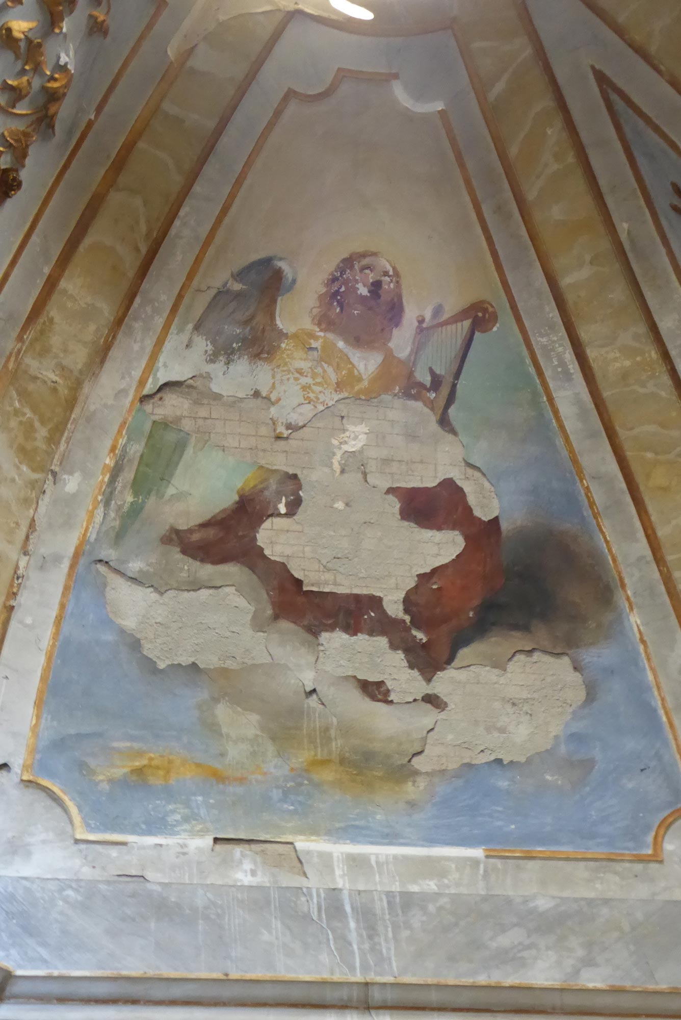 Chiesa domenicana. I dipinti murali, ancora integri negli anni del dopoguerra, ora cadono.
