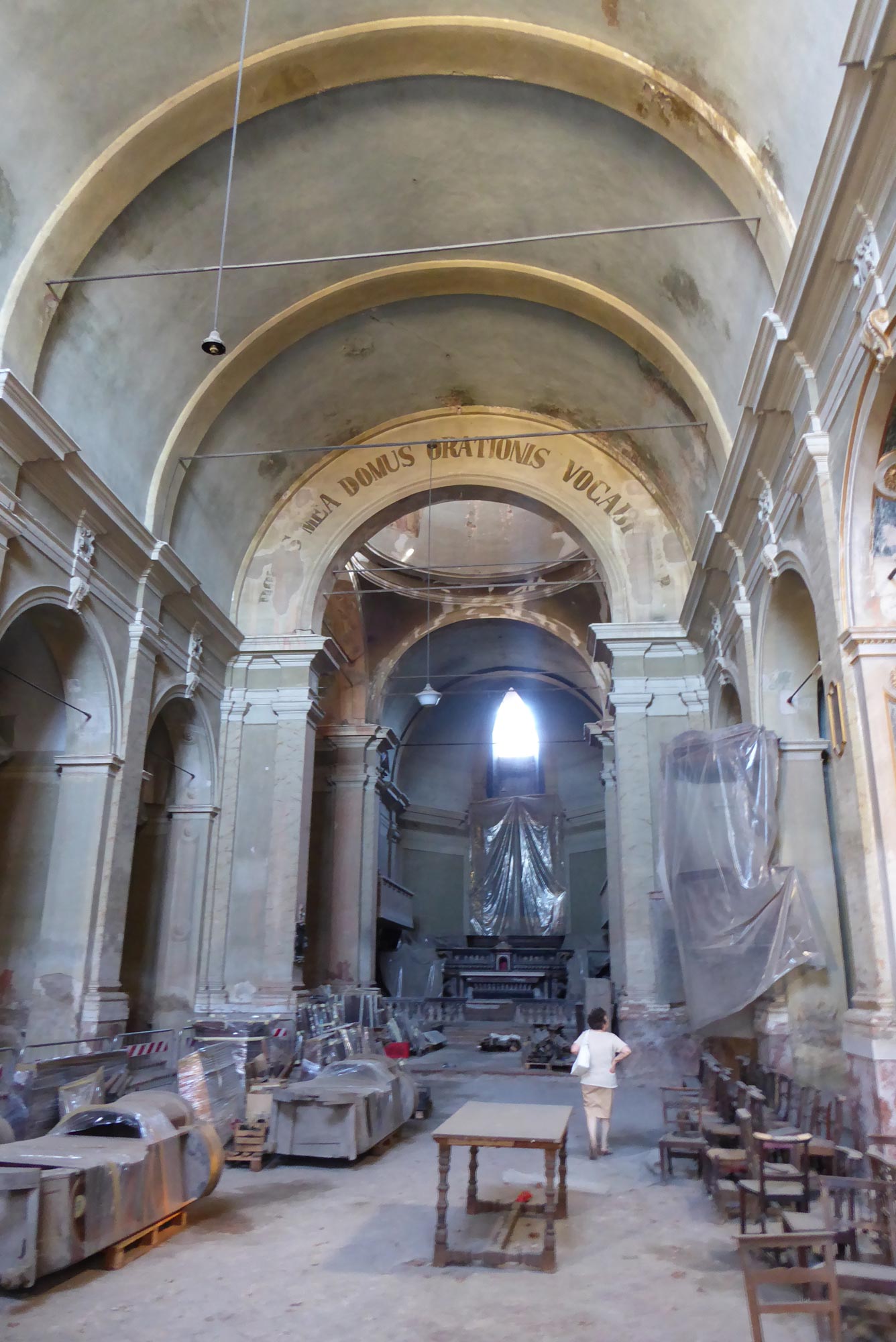 L'interno della Chiesa domenicana del secolo XVII. I dipinti mobili sono stati rimossi, ma ogni altra cosa passa in marcescenza, come il magnifico coro, l'organo assai raro, i palliotti in scagliola, le sculture lignee, le cornici mirabili e gli altri arredi.
