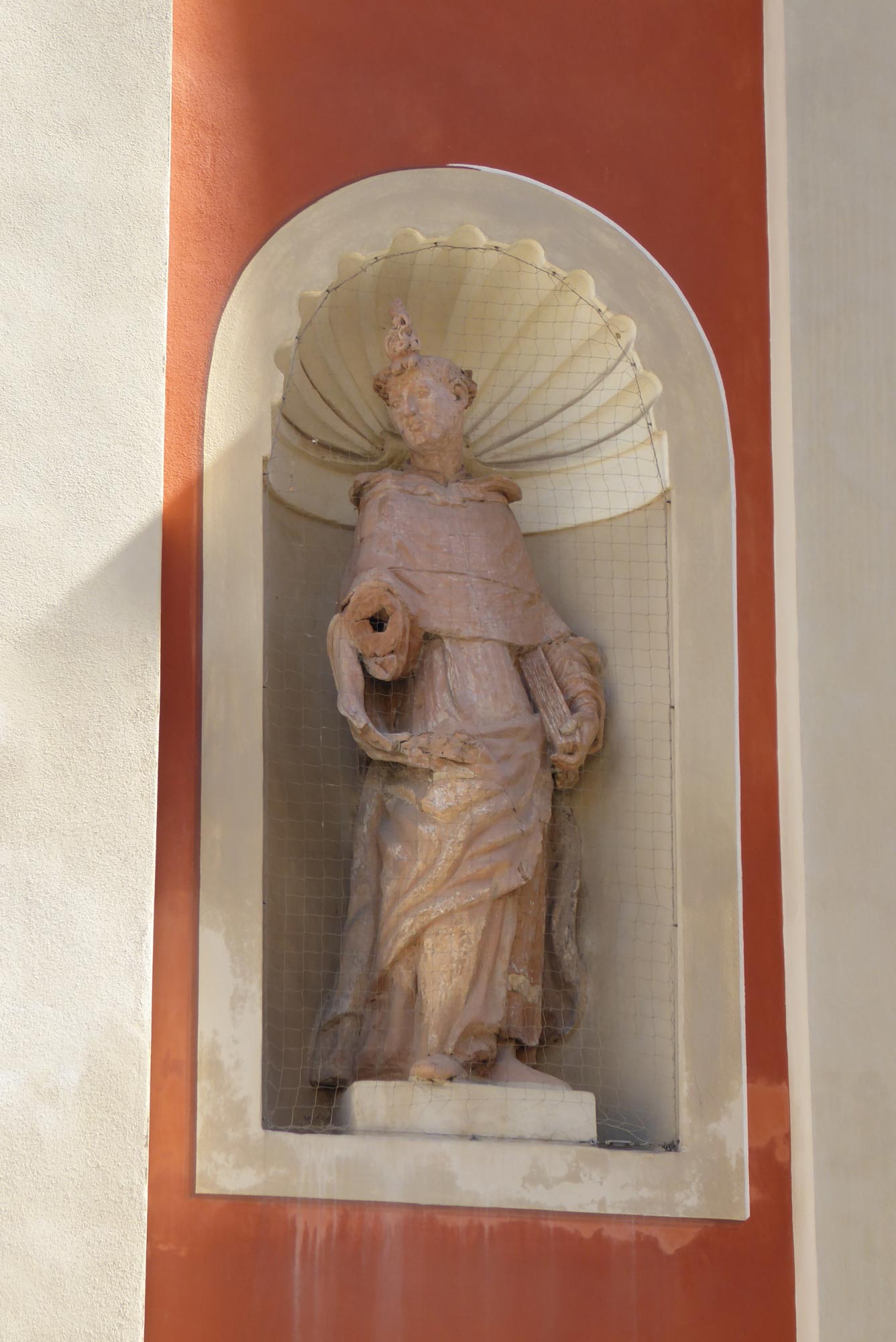 La statua di San Vincenzo Ferrer, che ora ha perduto l'intero avambraccio.
