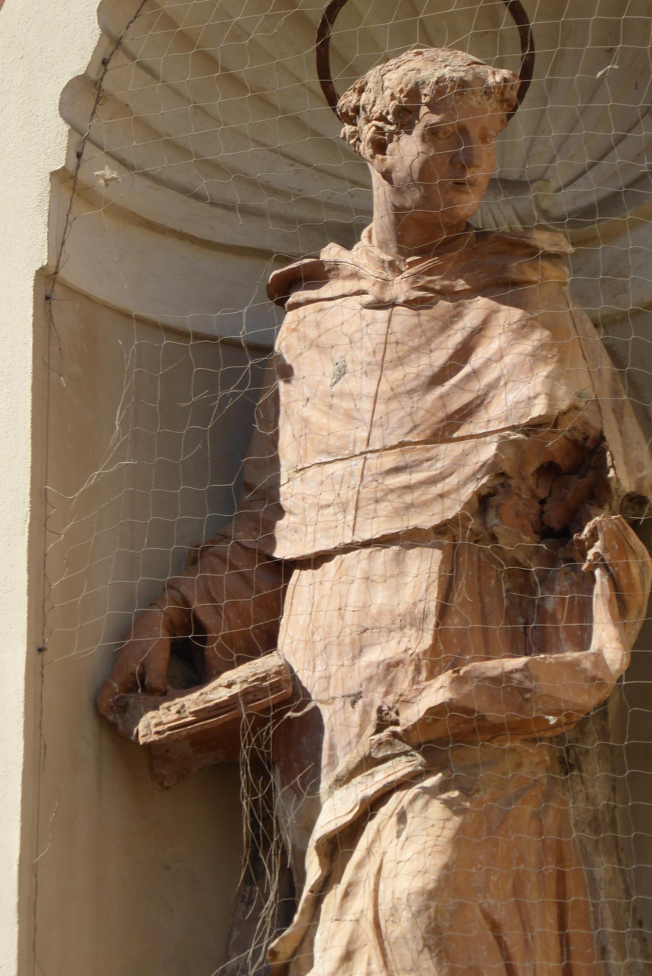 Particolare impressionante del San Pietro Martire, che ha perduto anche il coltello sul capo.
