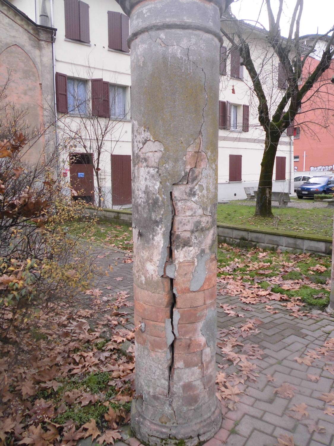 Uno dei pilastri del piccolo sagrato della Chiesa ospitaliera. Da tempo, e nonostante ripetuti inviti, è anche un pericolo pubblico in un passaggio molto frequentato.
