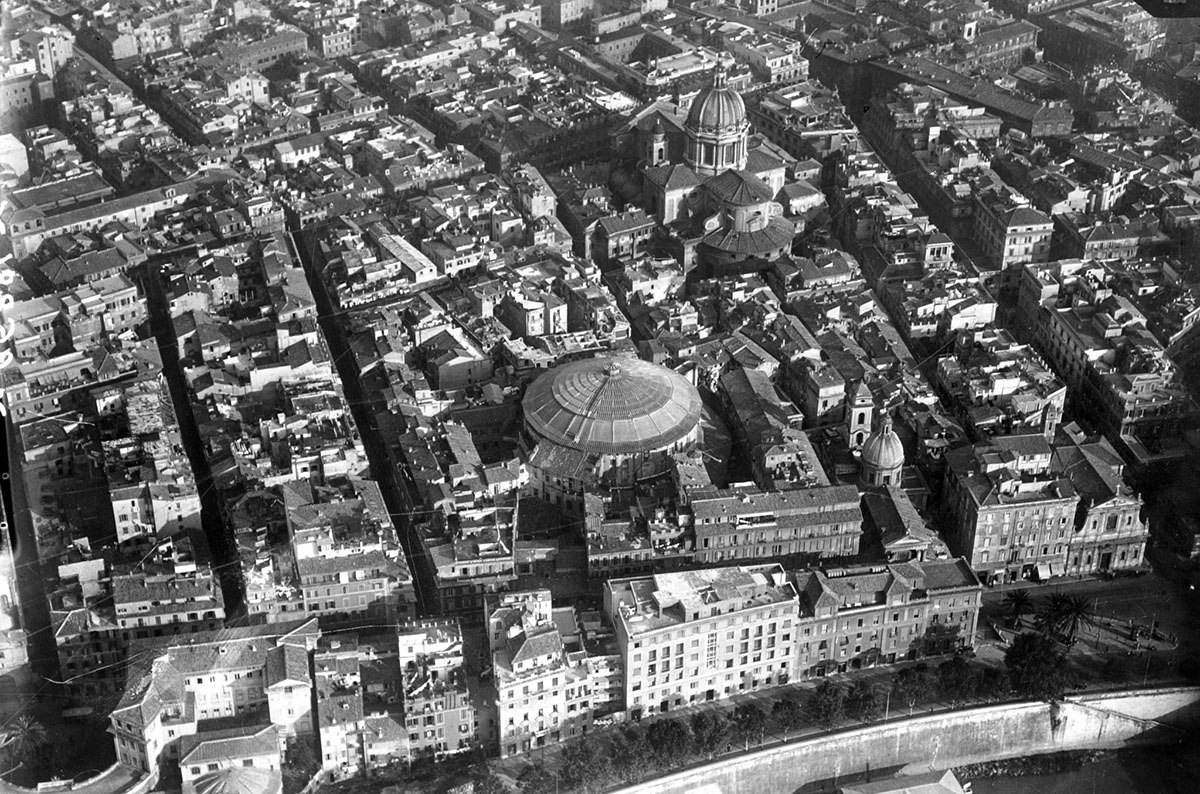 L'area del Mausoleo di Augusto dall'alto prima delle demolizioni degli anni Trenta
