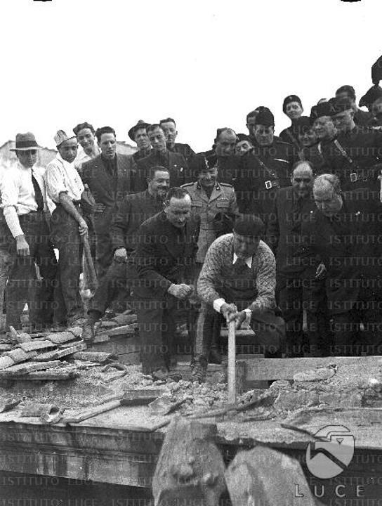 Benito Mussolini piccona un edificio in via di Ripetta (ottobre 1934). Ph. Istituto Luce
