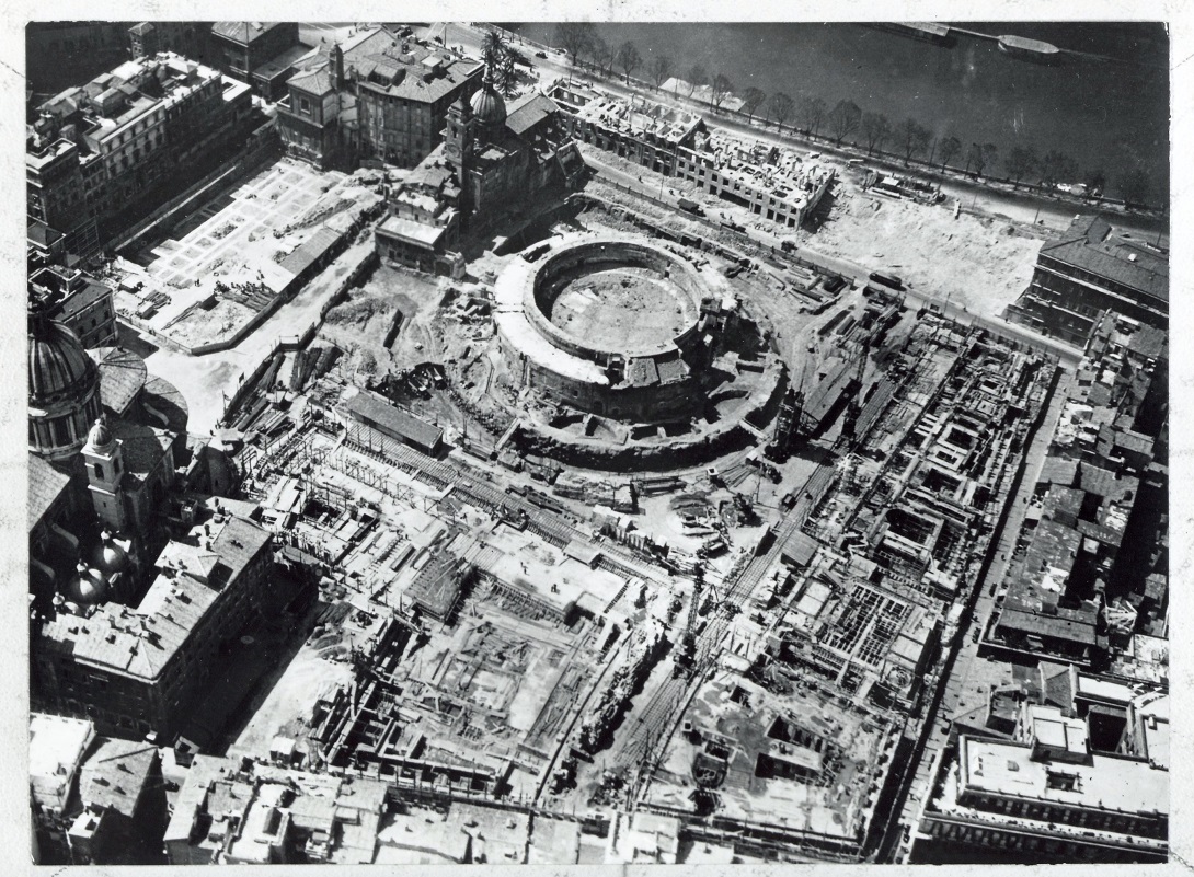 I lavori di costruzione di Piazza Augusto Imperatore attorno al Mausoleo. Ph. Archivio Museo di Roma
