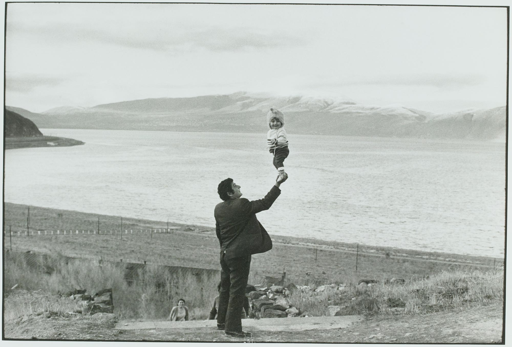 Henri Cartier-Bresson, Lago Sevan, Armenia, URSS, 1972, prova su gelatina ai sali d'argento 1973 © Fondation Henri Cartier-Bresson / Magnum Photos
