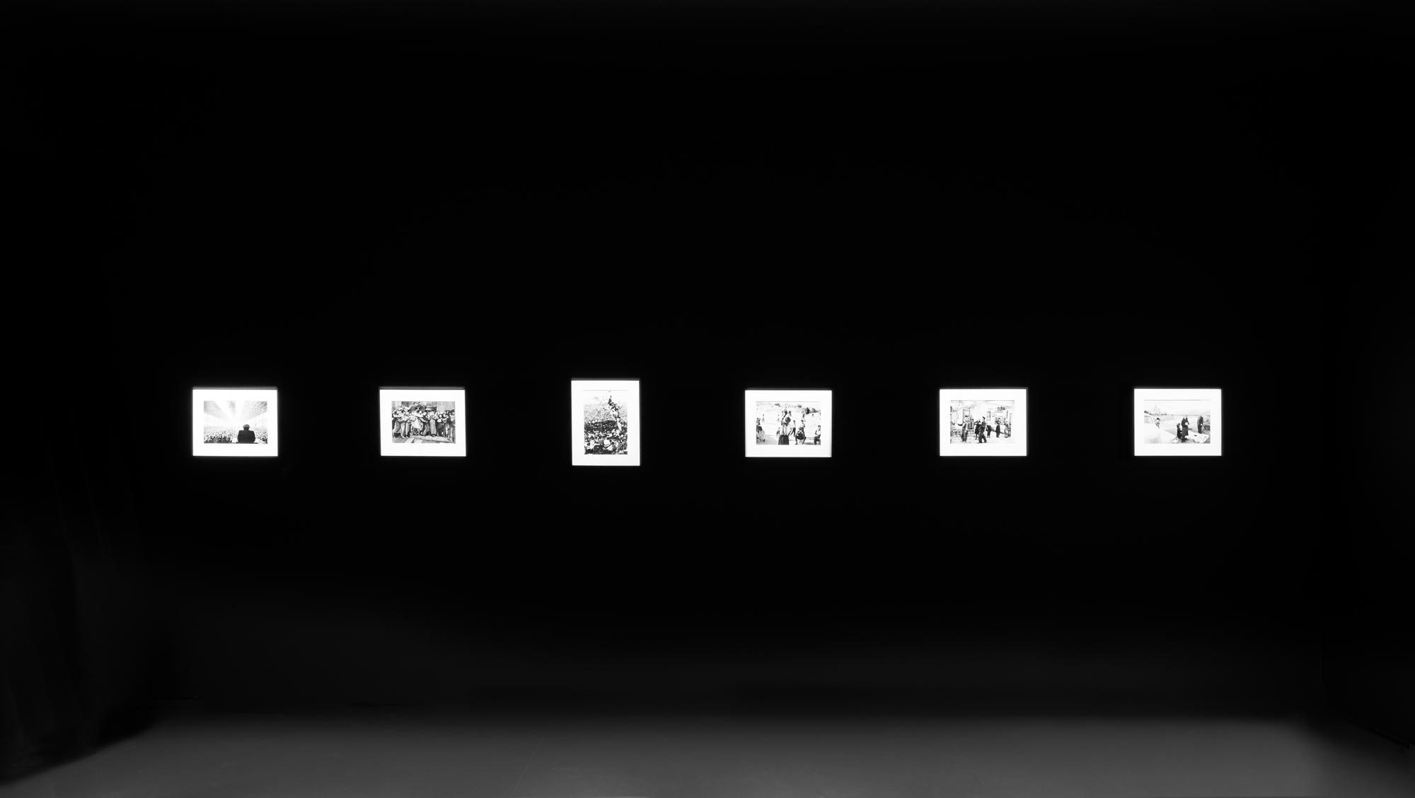 Opere di Henri Cartier-Bresson. © Fondation Henri Cartier-Bresson / Magnum Photos. Veduta della mostra “Henri Cartier-Bresson. Le Grand Jeu”, Venezia, Palazzo Grassi, 2020. © Palazzo Grassi, ph. Marco Cappelleti
