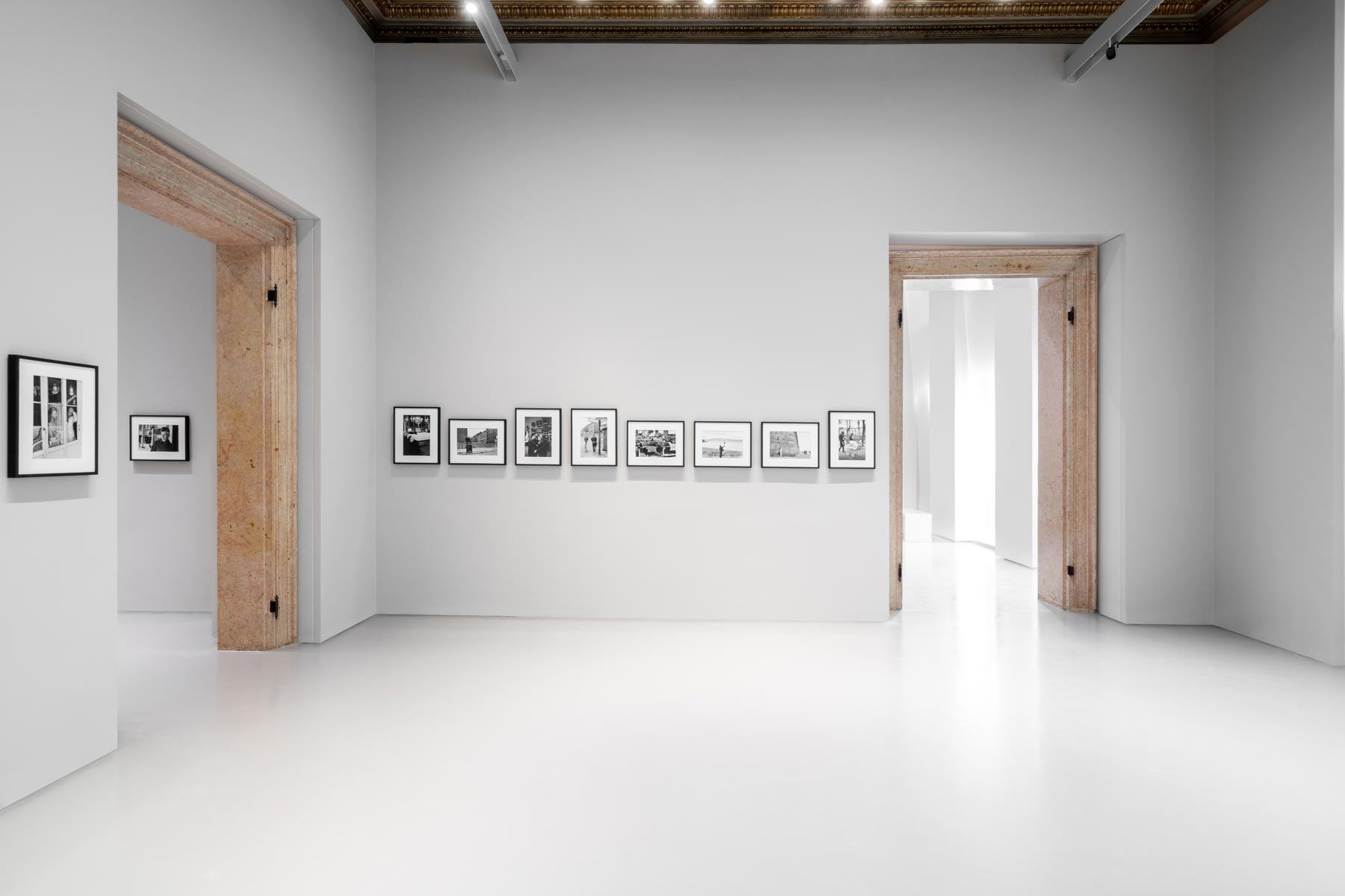 Opere di Henri Cartier-Bresson. © Fondation Henri Cartier-Bresson / Magnum Photos. Veduta della mostra “Henri Cartier-Bresson. Le Grand Jeu”, Venezia, Palazzo Grassi, 2020. © Palazzo Grassi, ph. Marco Cappelleti
