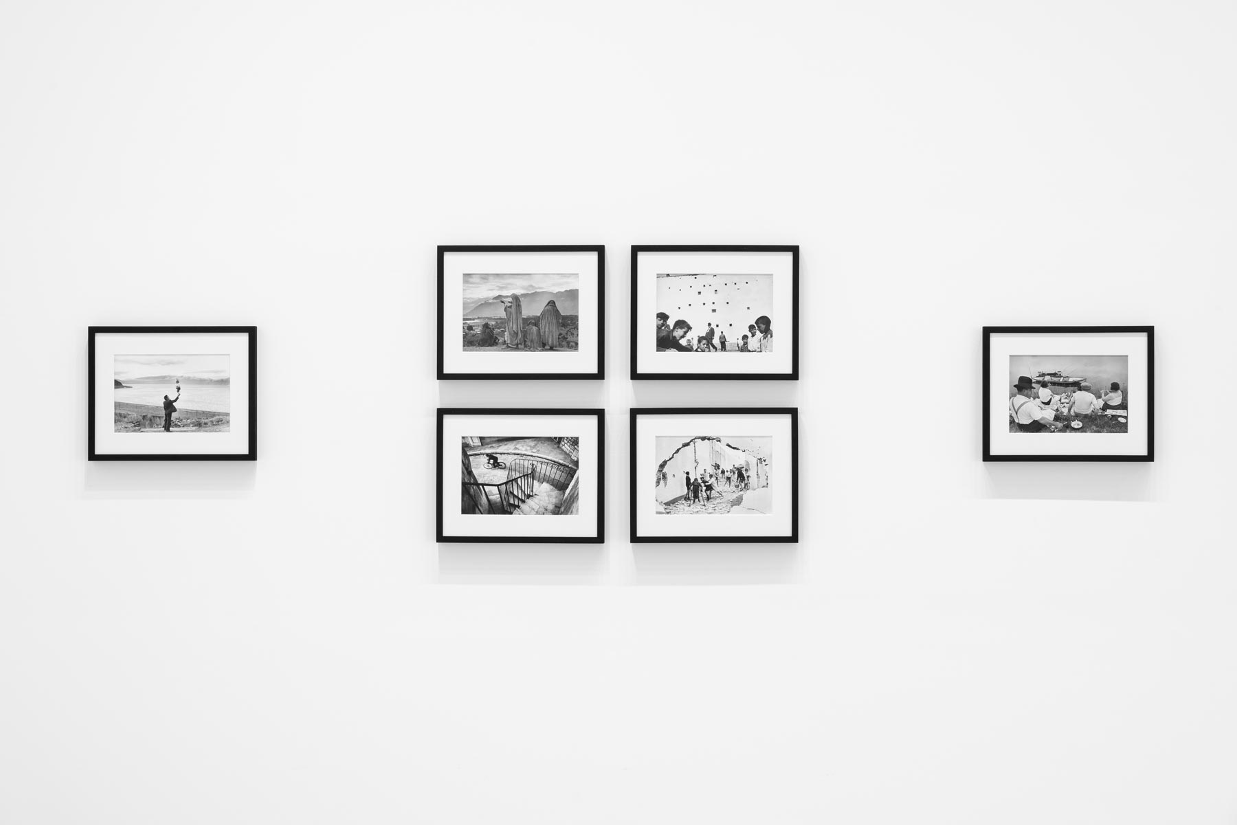 Opere di Henri Cartier-Bresson. © Fondation Henri Cartier-Bresson / Magnum Photos. Veduta della mostra “Henri Cartier-Bresson. Le Grand Jeu”, Venezia, Palazzo Grassi, 2020. © Palazzo Grassi, ph. Marco Cappelleti
