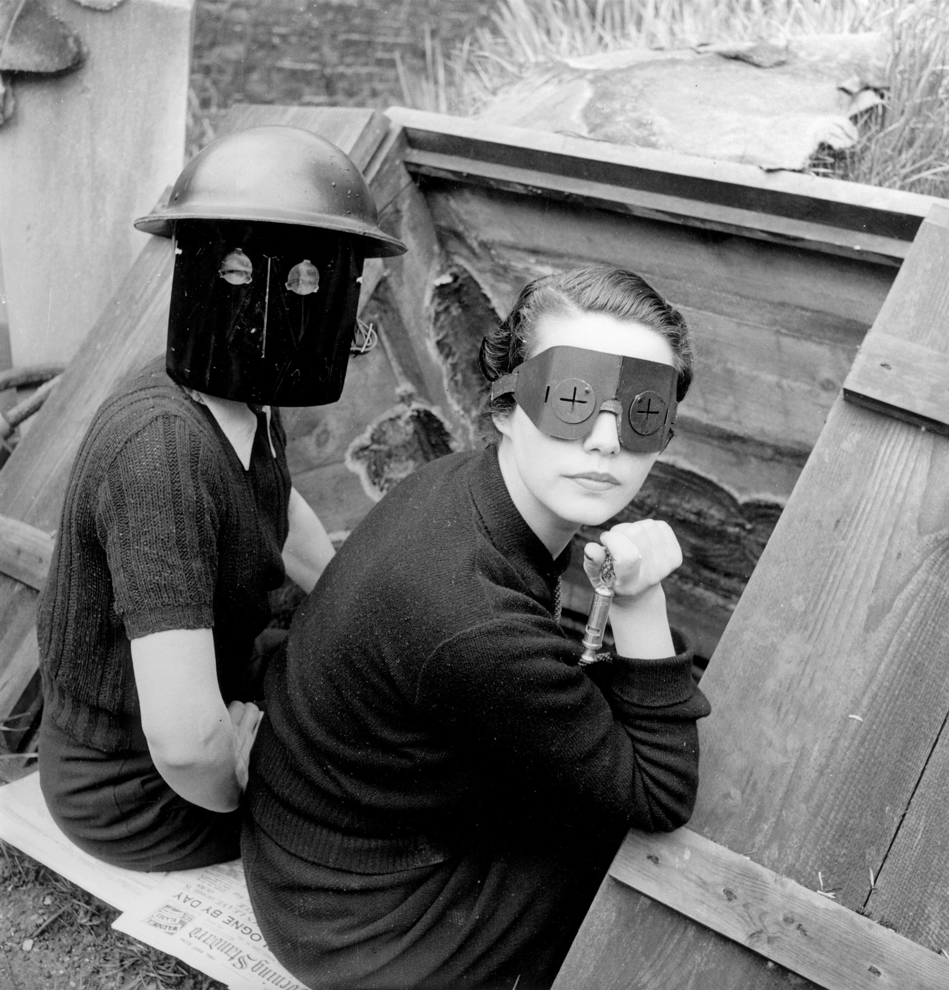 Lee Miller, Fire Masks, Londra, Regno Unito, 1941. © Lee Miller Archives
 Lee Miller, Fire Masks, Londra, Regno Unito, 1941. © Lee Miller Archives