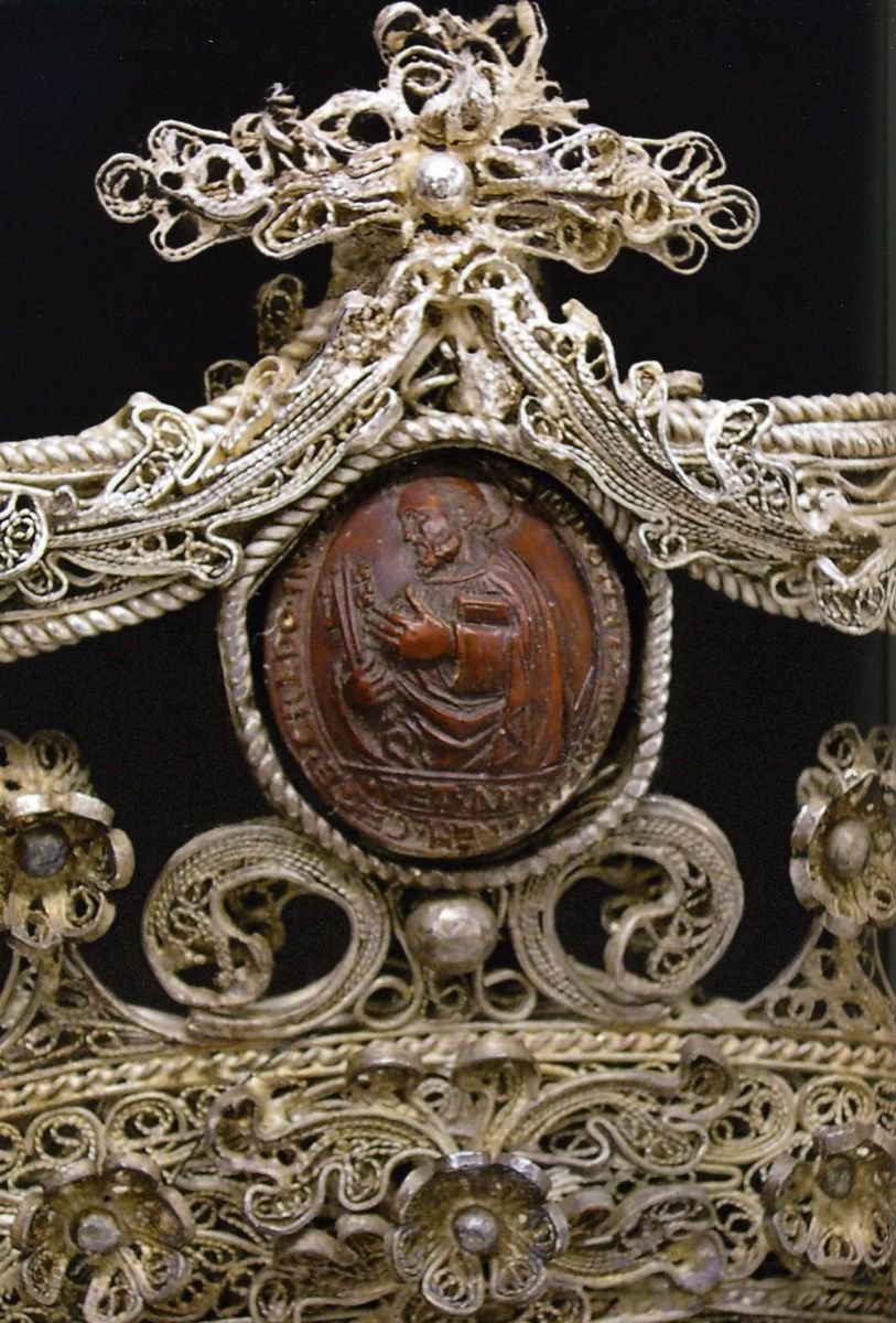 Properzia de' Rossi, Stemma della famiglia Grassi, dettaglio con la figura di san Pietro
