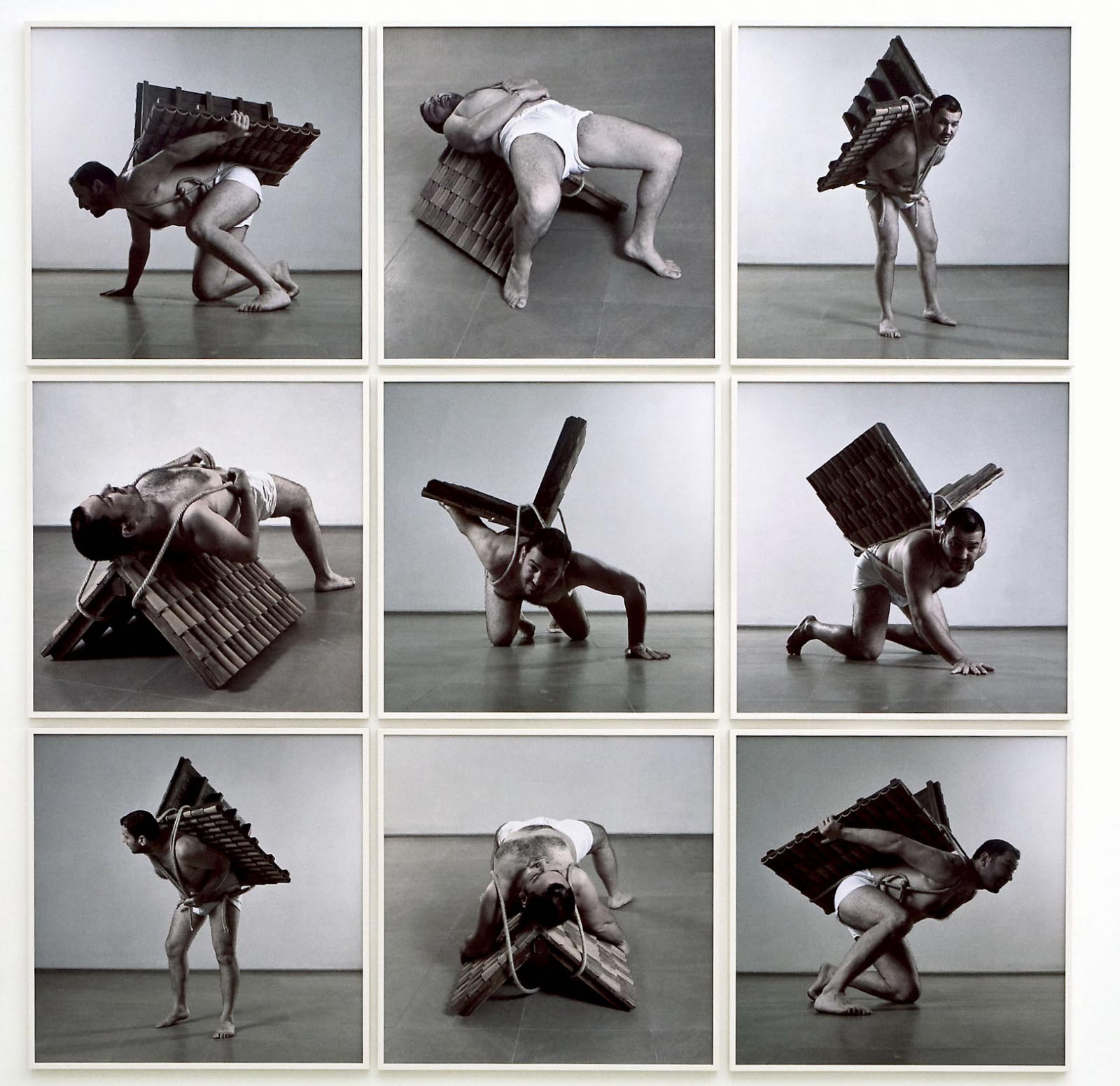 Adrian Paci, Home to go (2001; 9 fotografie a colori, 103 x 103 cm ciascuna)
 Adrian Paci, Home to go (2001; 9 fotografie a colori, 103 x 103 cm ciascuna)