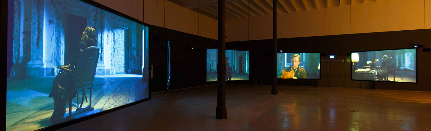 Adrian Paci, Sue proprio mani (2015, allestimento al MAXXI di Roma)
 Adrian Paci, Sue proprio mani (2015, allestimento al MAXXI di Roma)