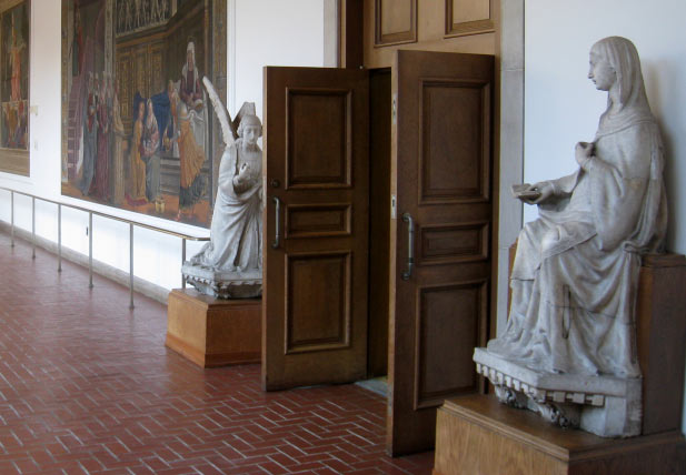 Le due statue di Dossena nella loro collocazione a Pittsburgh
