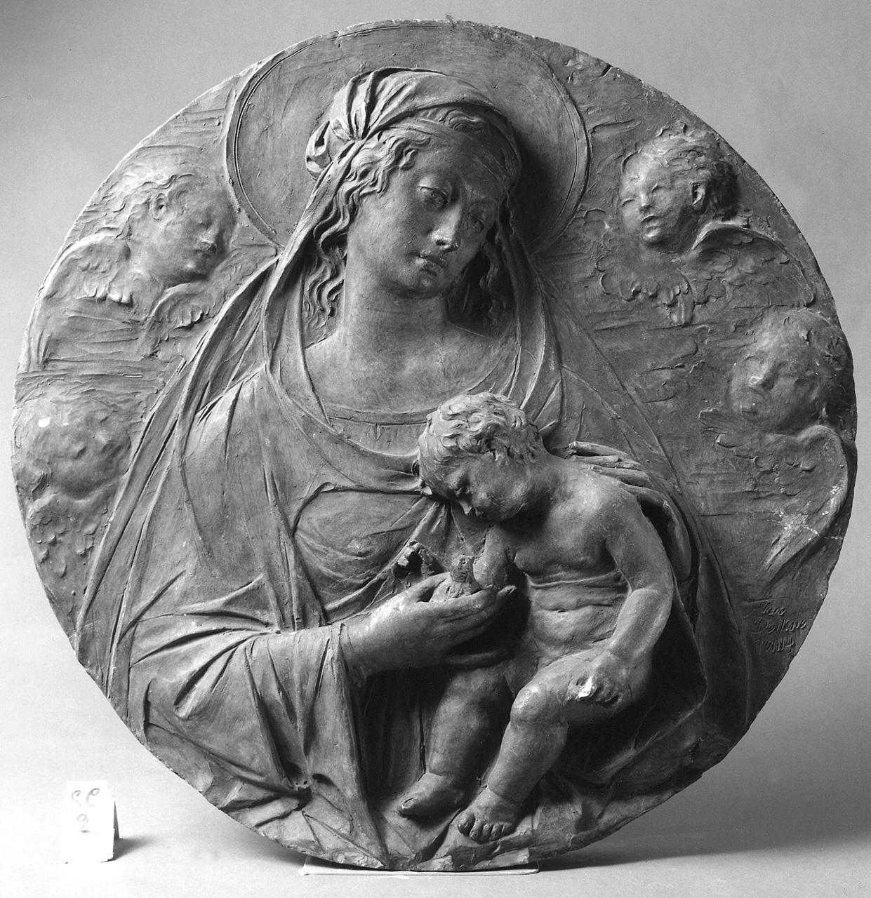 Alceo Dossena, Madonna con Bambino e angeli (1925-1937; terracotta; Pescia, Museo Civico Galeotti)
