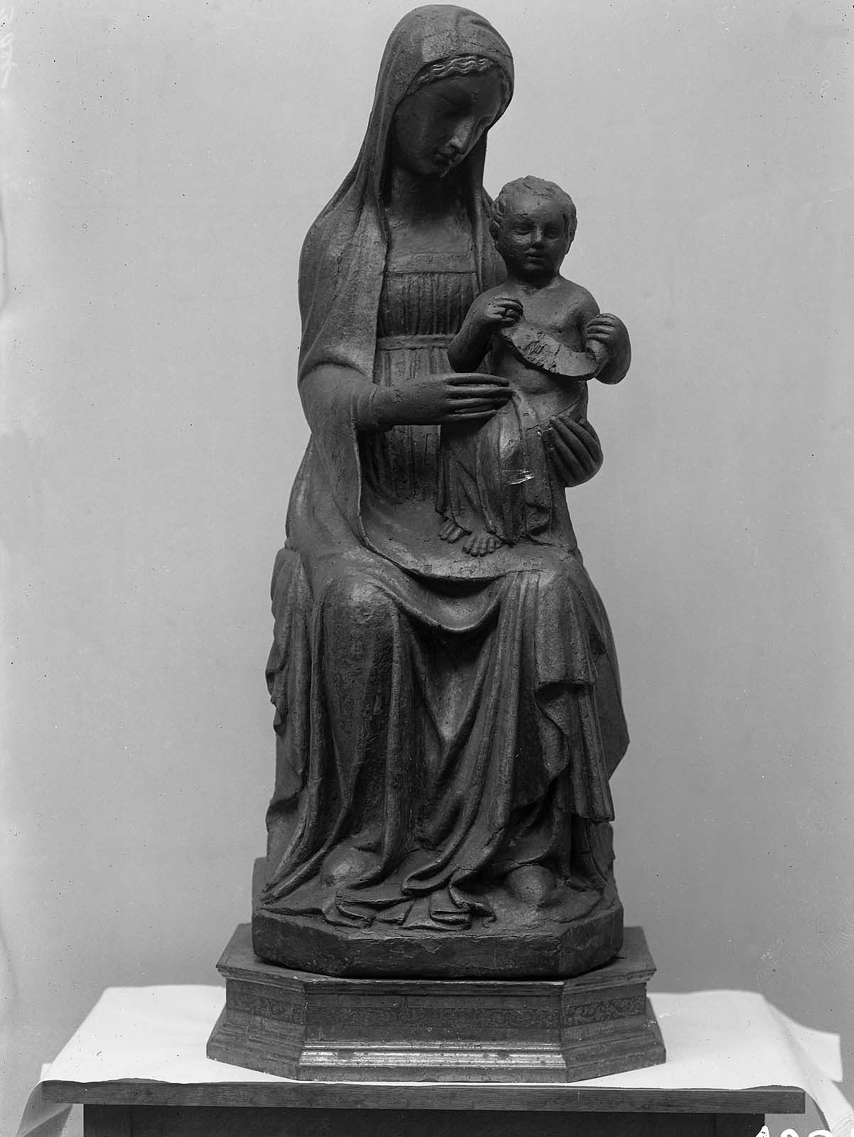 Alceo Dossena, Madonna col Bambino (1920 circa; marmo, altezza 134 cm; Boston, Museum of Fine Arts)
