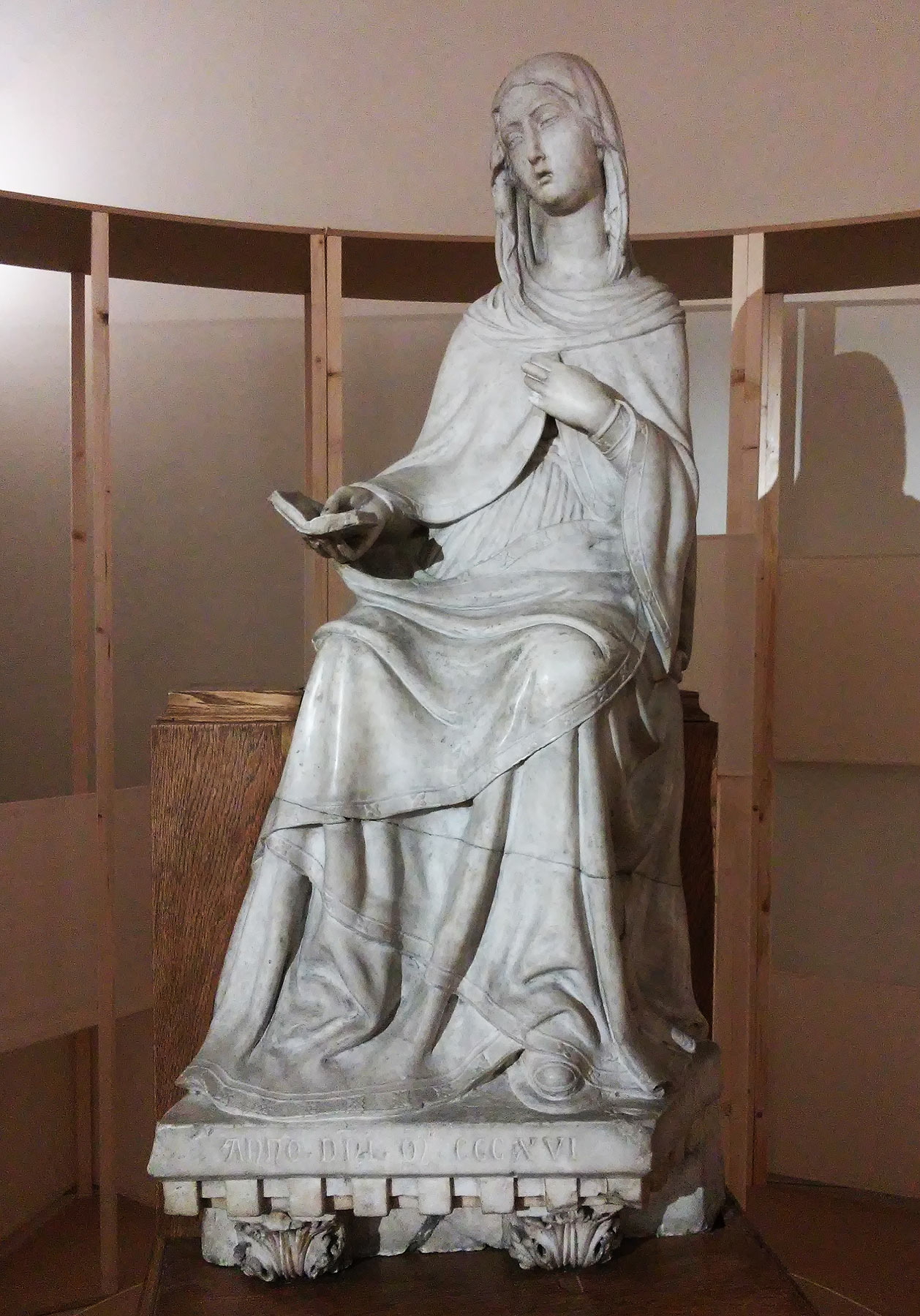 Alceo Dossena, Vergine Annunciata (1920-1923; marmo, 213 x 252 cm; Pittsburgh, University of Pittsburgh Art Gallery)
