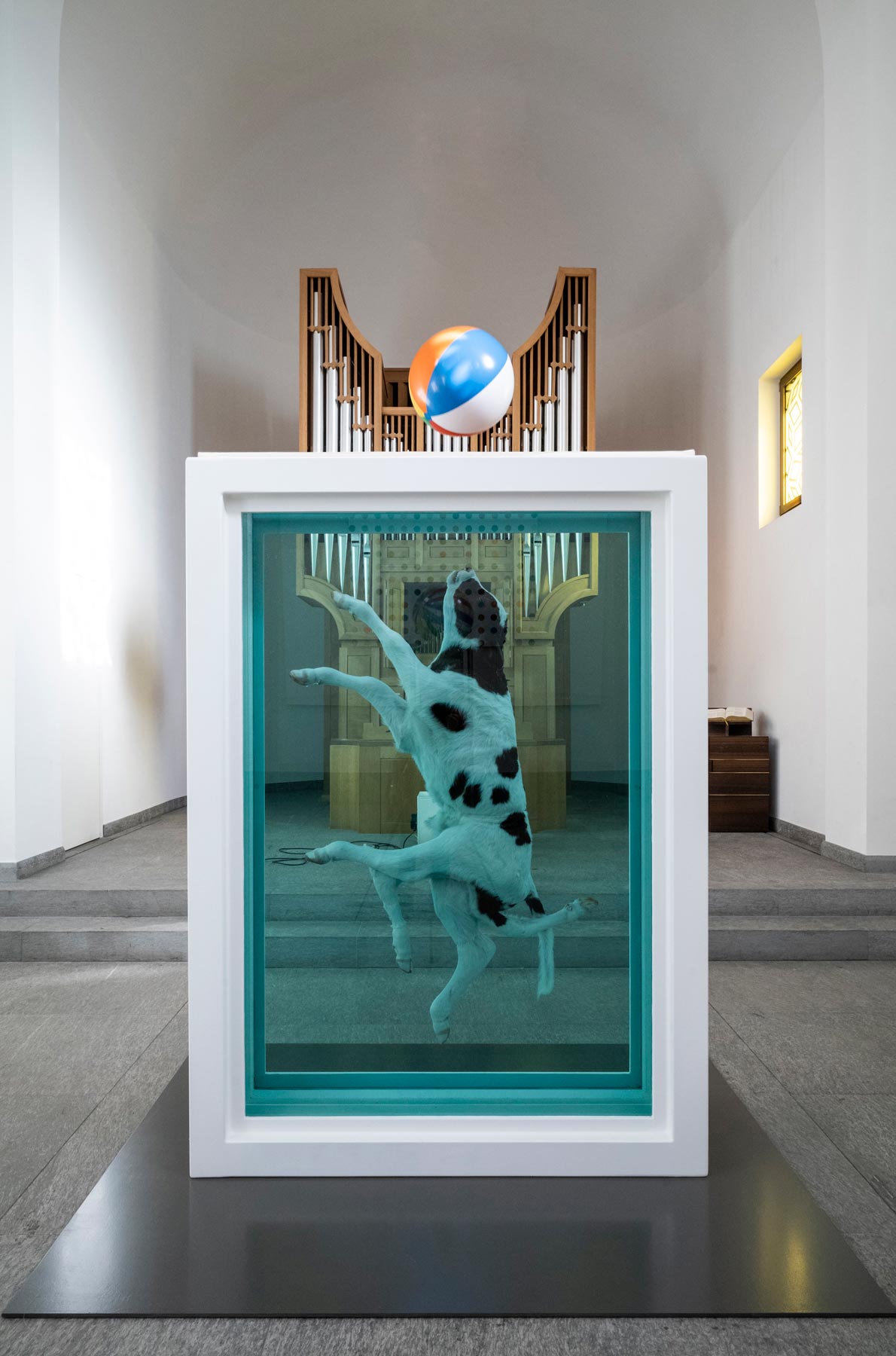 Veduta della mostra Mental Escapology (Sankt Moritz, Forum Paracelsus, 2021). Foto di Felix Friedmann. ©Damien Hirst and Science Ltd. Tutti i diritti riservati, DACS 2021
