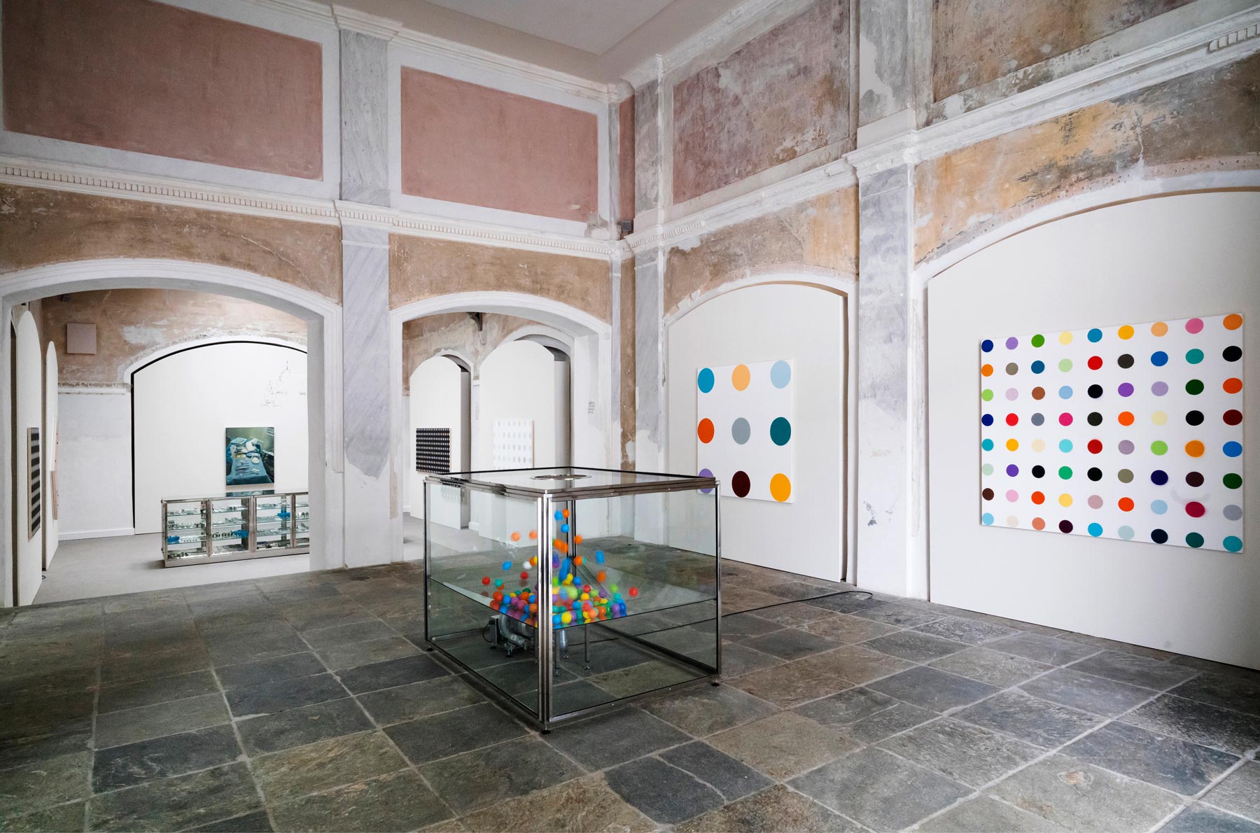 Veduta della mostra Mental Escapology (Sankt Moritz, Forum Paracelsus, 2021). Foto di Felix Friedmann. ©Damien Hirst and Science Ltd. Tutti i diritti riservati, DACS 2021
