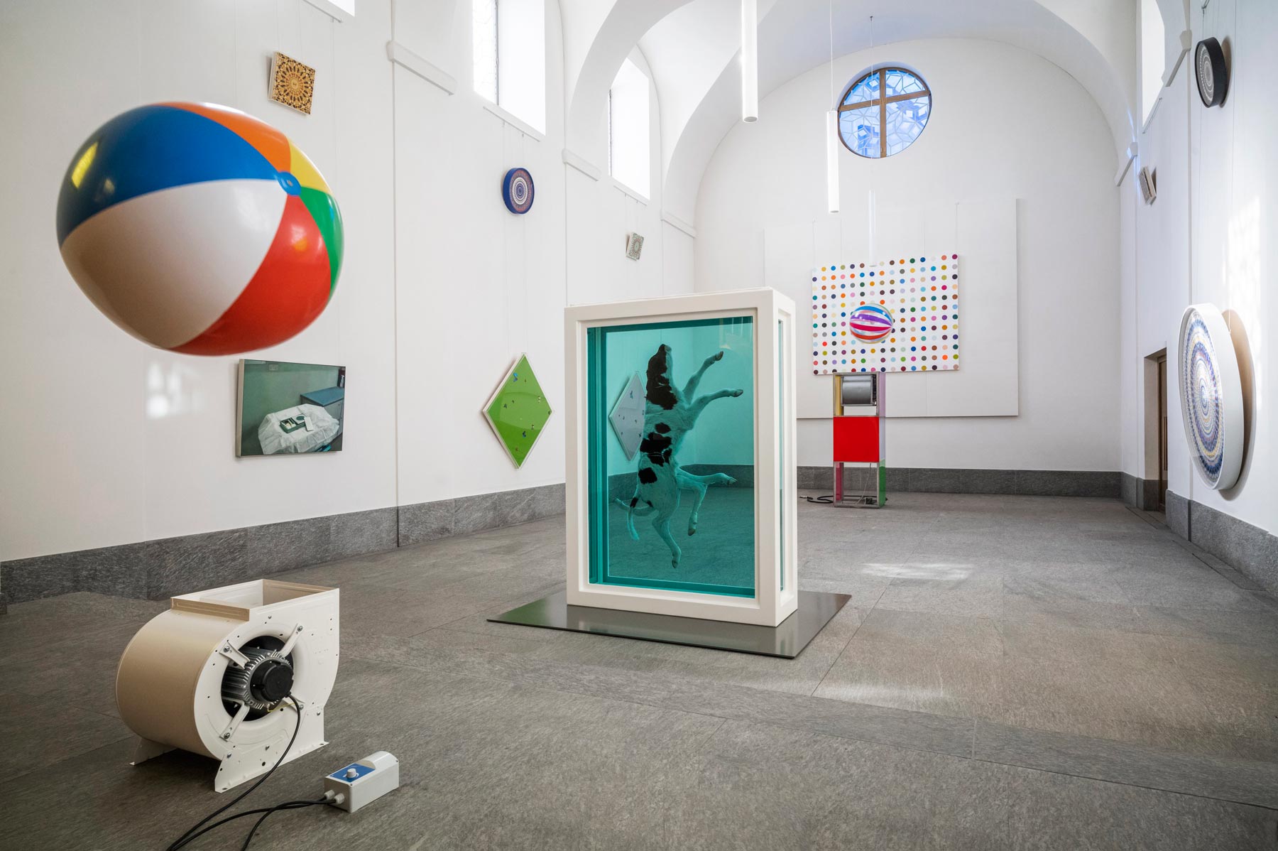 Veduta della mostra Mental Escapology (Sankt Moritz, Forum Paracelsus, 2021). Foto di Felix Friedmann. ©Damien Hirst and Science Ltd. Tutti i diritti riservati, DACS 2021
