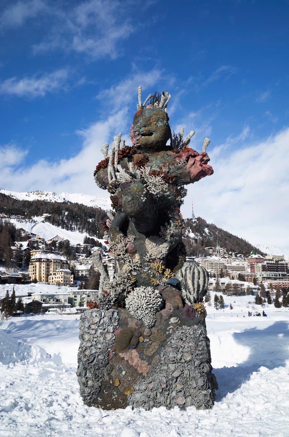 Damien Hirst, Two figures with a drum (2013), veduta dell'installazione al Sankt Moritzersee, 2021. Foto di Felix Friedmann. ©Damien Hirst and Science Ltd. Tutti i diritti riservati, DACS 2021
