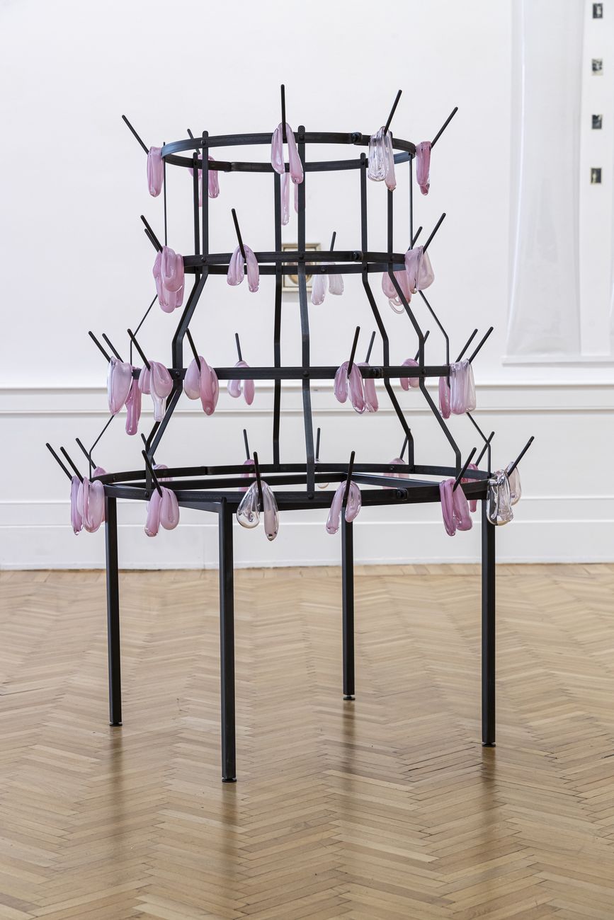 Monica Bonvicini, Fleurs du Mal (pink) (2019). Courtesy l’artista & Galleria Raffaella Cortese, Milano © Monica Bonvicini & VG Bild Kunst. Foto Alessandro Garofalo
