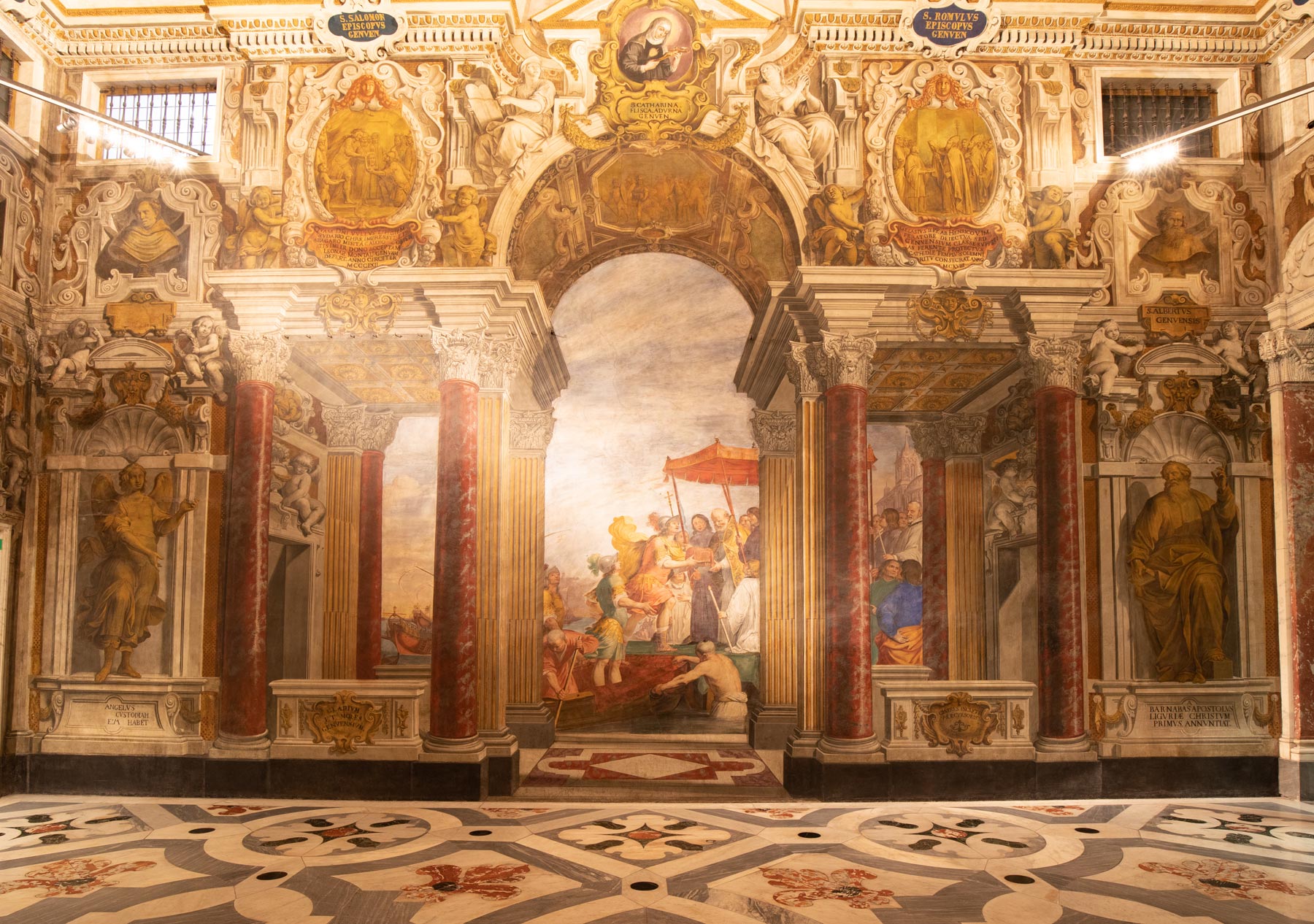 La parete di sinistra con la scena raffigurante Guglielmo Embriaco che porta a Genova le ceneri del Battista
