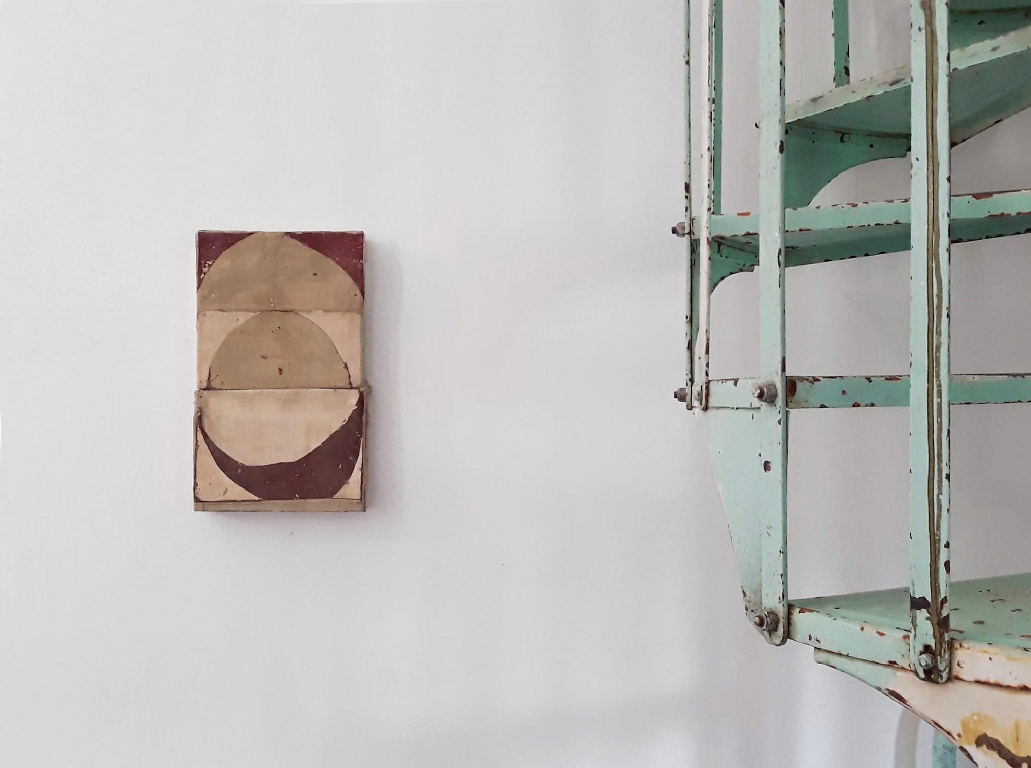 Mirco Marchelli, Giardino gaudente (2020; tecnica mista, 42 x 25 x 5,5 cm). Fotografata in studio
