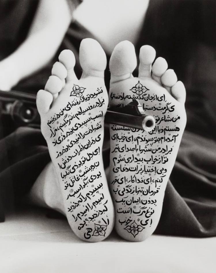 Shirin Neshat, Allegiance with Wakefulness (1994; stampa alla gelatina d'argento con calligrafia, 118,7 x 134,62 cm; Denver, Denver Art Museum)
