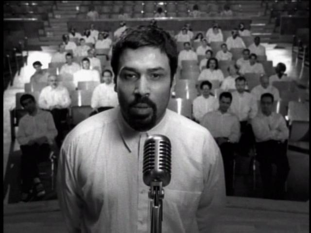 Shirin Neshat, Turbulent (1998; video installazione, due canali, bianco e nero, sonoro, durata 10'; Madrid, Museo Reina Sofía)
