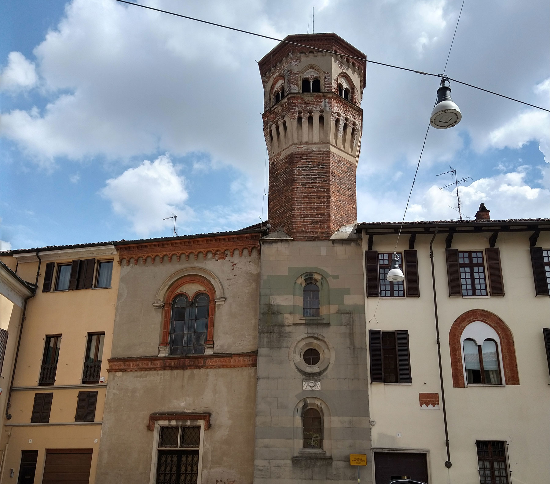Torre dei Tizzoni. Foto Finestre sull'Arte
