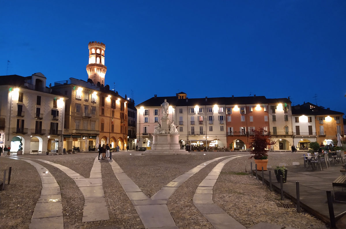 Vercelli, piazza Cavour di notte. Foto Finestre sull'Arte
