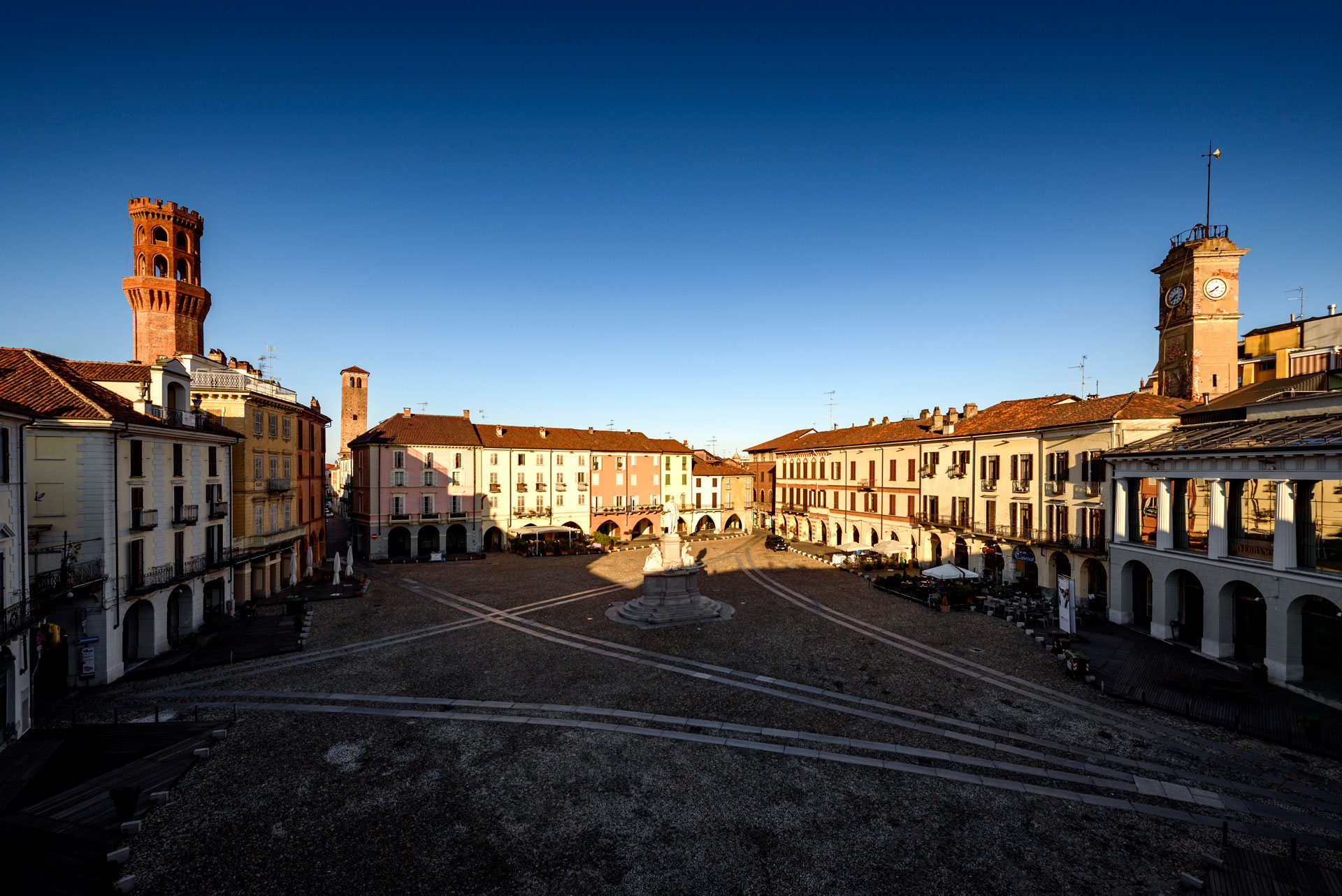 Vercelli, Piazza Cavour con le torri
