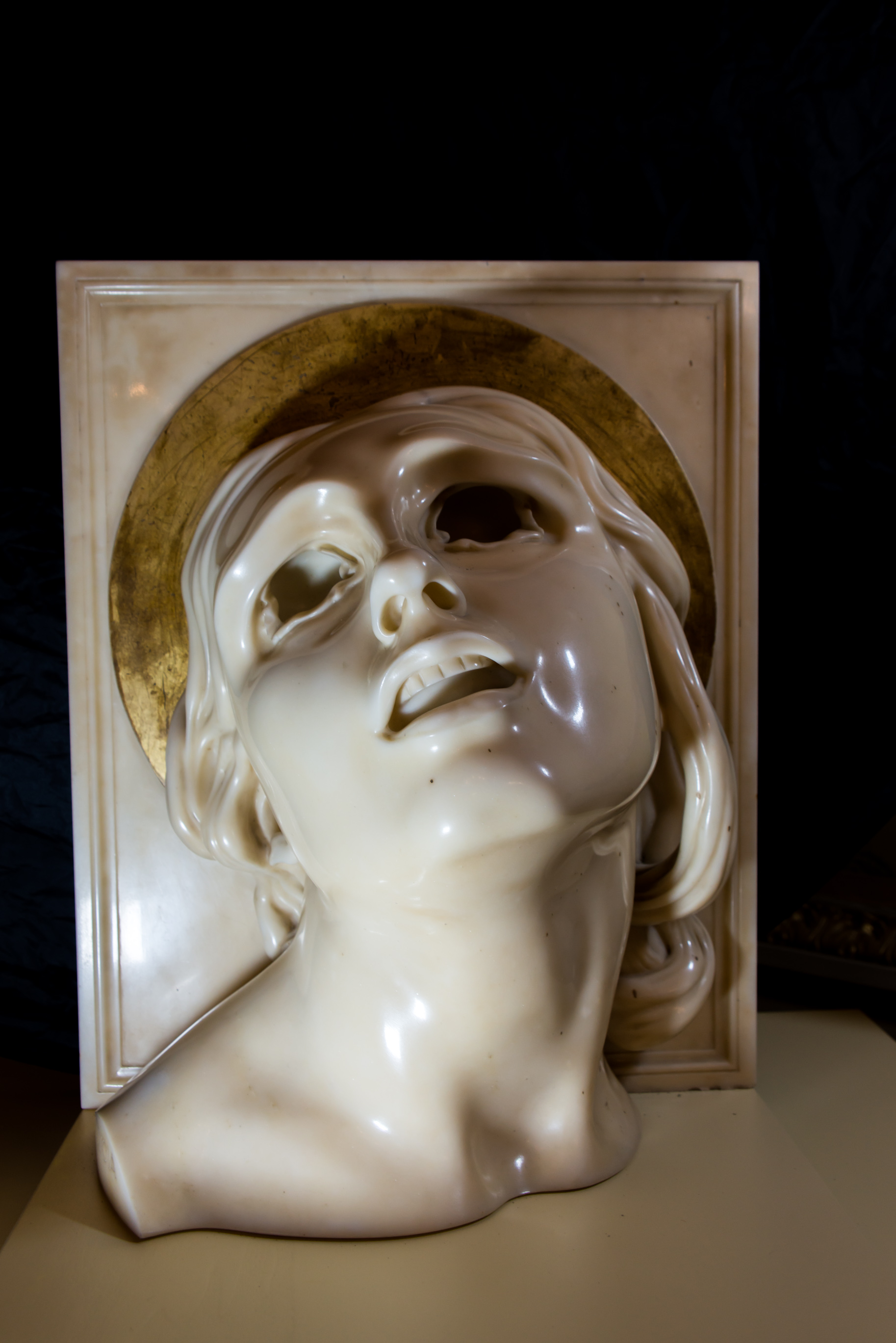 Adolfo Wildt, Santa Lucia (marmo di Candoglia, 54 x 45 x 32 cm; Livorno, Museo Civico Giovanni Fattori). Foto di Linda Ughi 
 Adolfo Wildt, Santa Lucia (marmo di Candoglia, 54 x 45 x 32 cm; Livorno, Museo Civico Giovanni Fattori). Foto di Linda Ughi