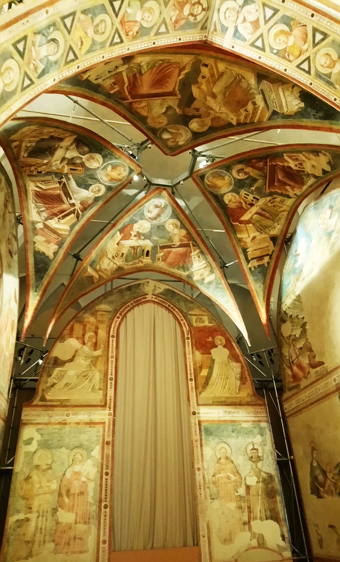 Gli affreschi della chiesa di Santa Chiara, di Pietro da Rimini, conservati al Museo Nazionale di Ravenna

