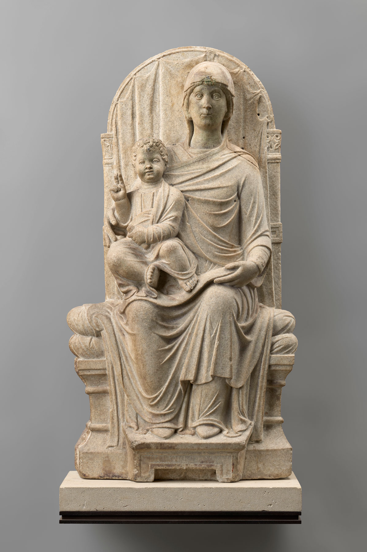 Maestro veneziano-ravennate, Madonna in trono con Bambino (fine del XIII secolo; marmo, 93,5 x 51,5 x 19,5 cm; Parigi, Louvre)
