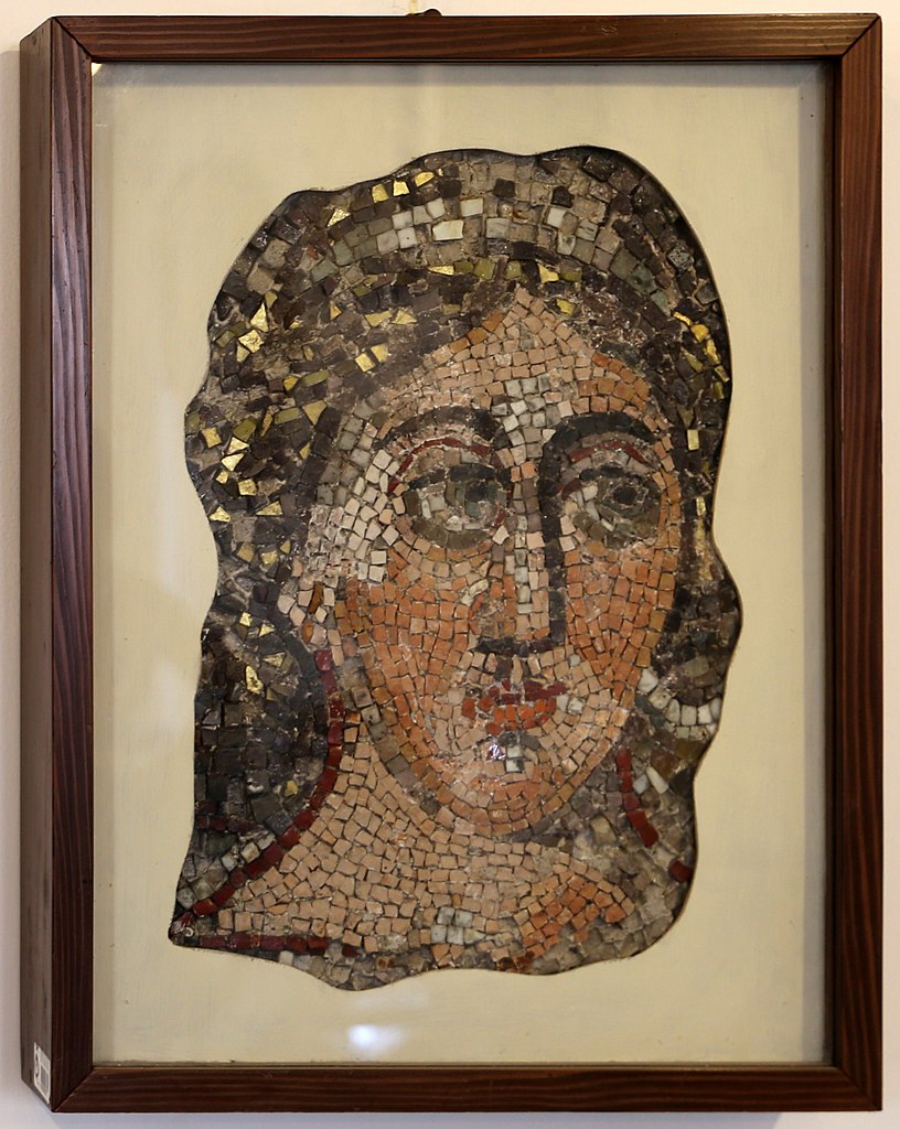 Maestranze bizantine di San Michele in Africisco, Testa dell'arcangelo Michele (VI secolo; frammento musivo dalla chiesa bizantina di San Michele in Africisco a Ravenna, pietre naturali e paste vitree, 36,5 x 24 cm; Torcello, Museo di Torcello)
