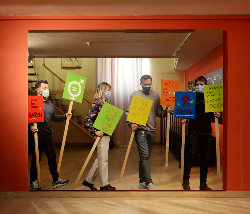 Michelangelo Pistoletto, Azione Manifesta (2020; serigrafia su acciaio inox supermirror, 250 x 300 cm; Biella, Collezione Cittadellarte - Fondazione Pistoletto)
